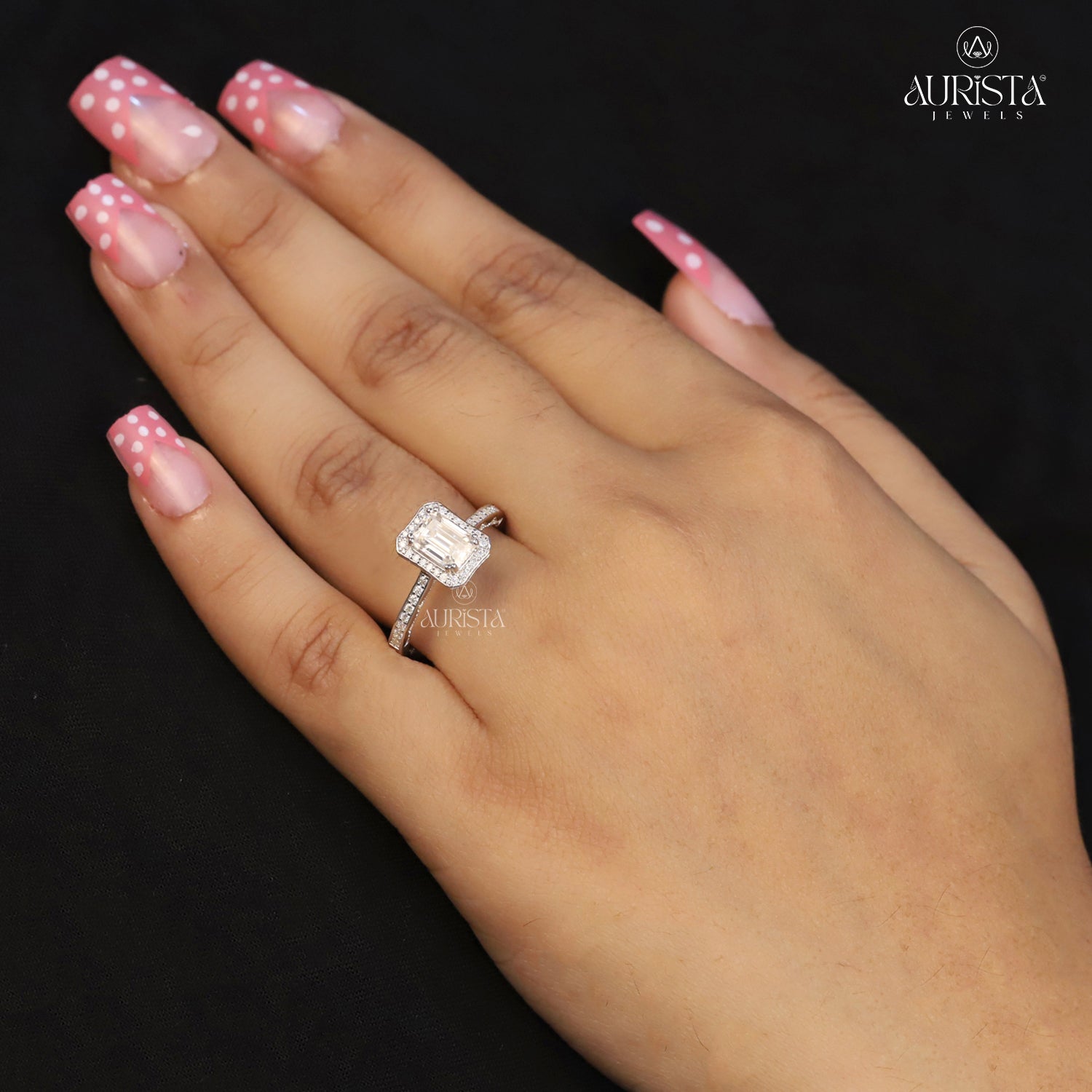 Circle of Faith – White Gold Ring with Emerald Diamond