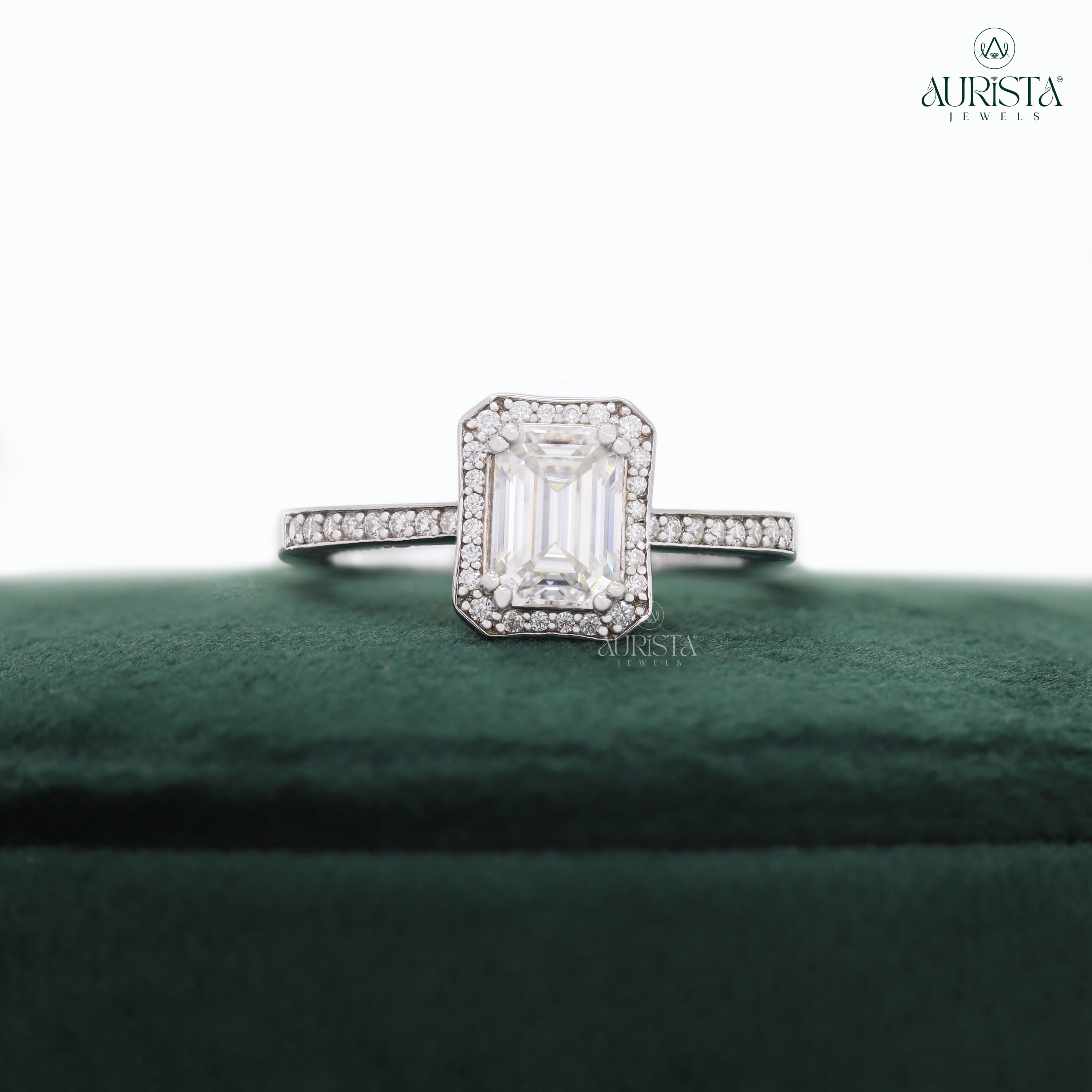 Shine On, Forever – White Gold Ring with Emerald Diamond