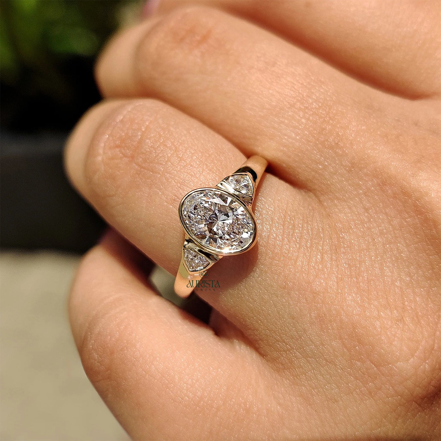 Golden Desire – Classic Ring with Radiant Diamond