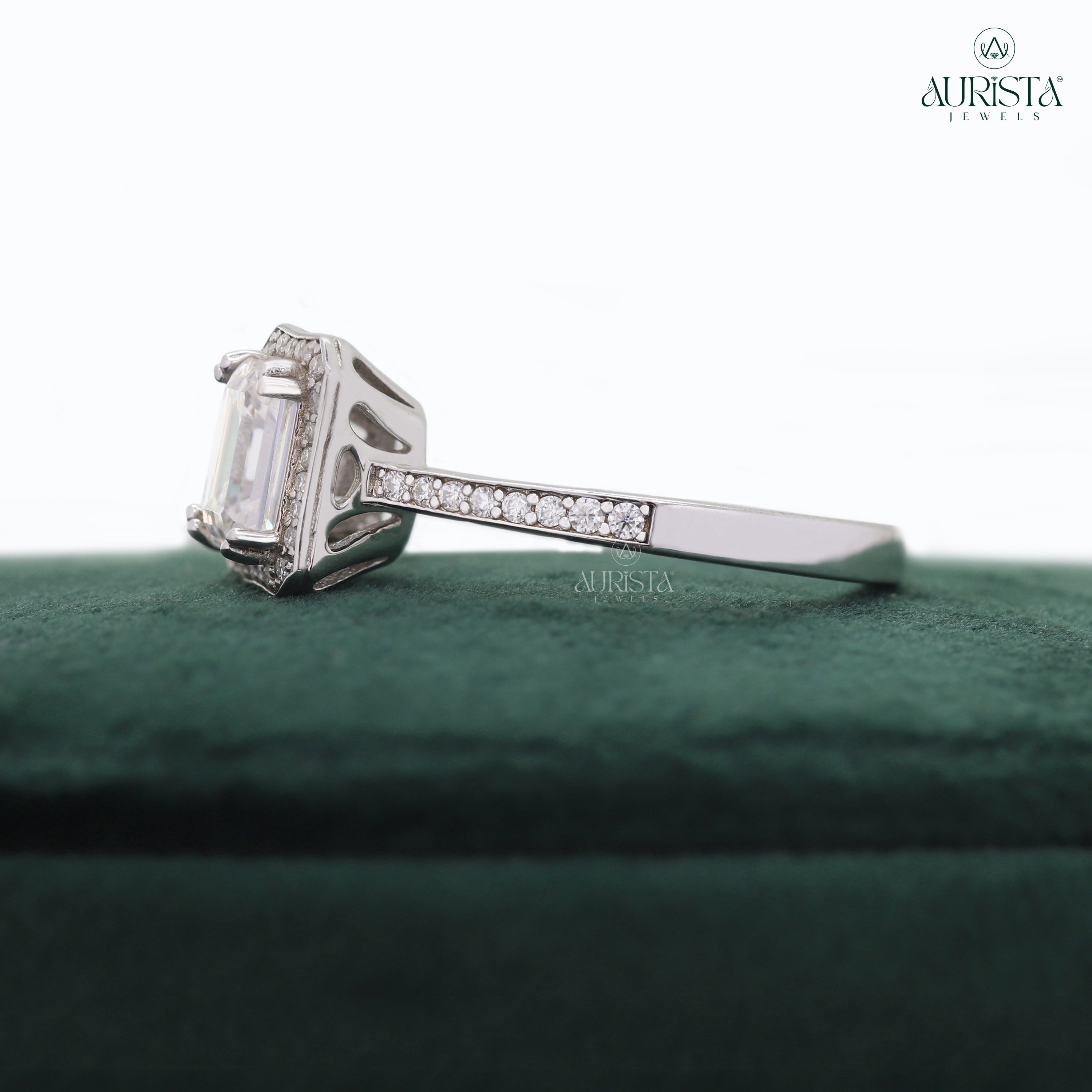 Shine On, Forever – White Gold Ring with Emerald Diamond