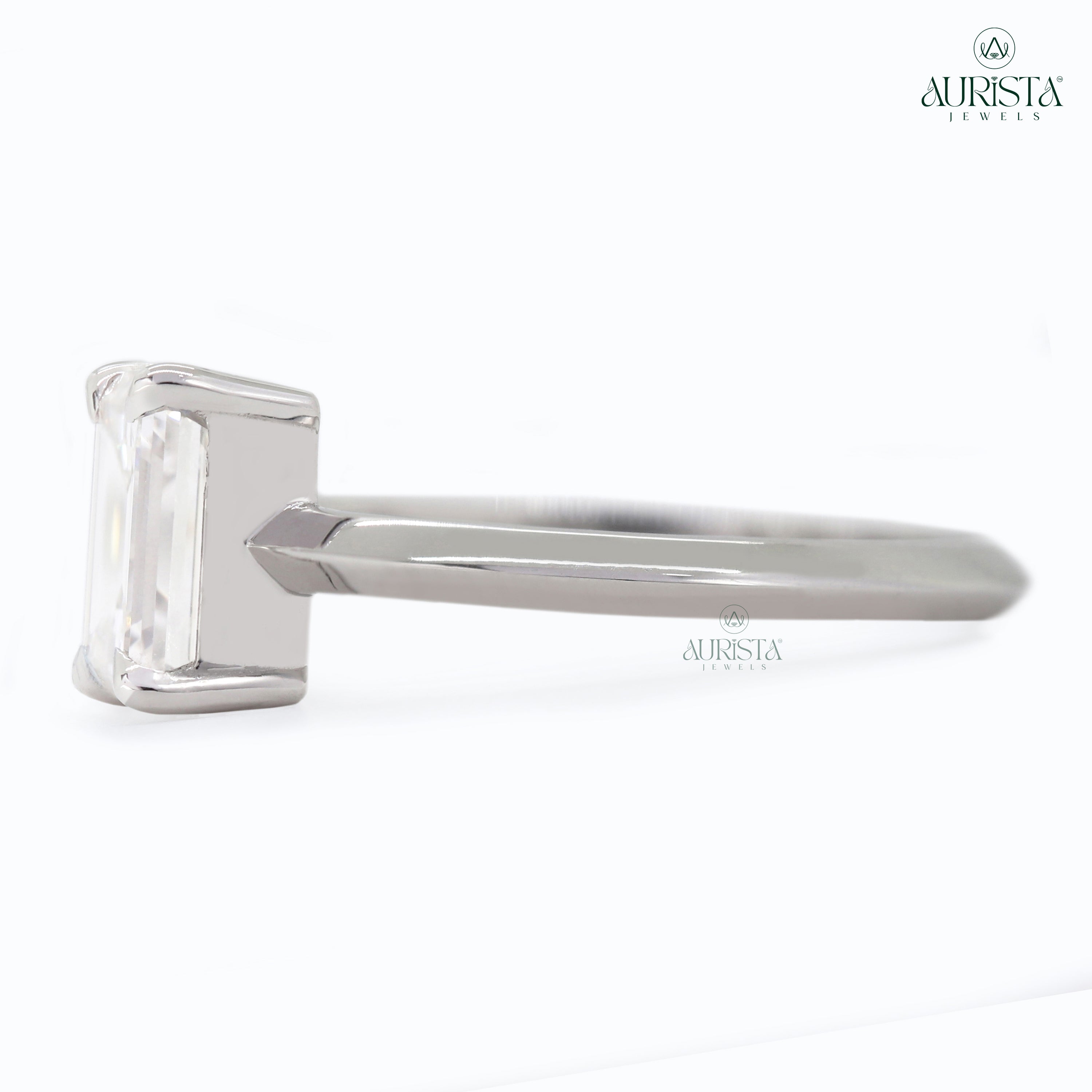 Hold Forever – White Gold Ring with emerald Diamond