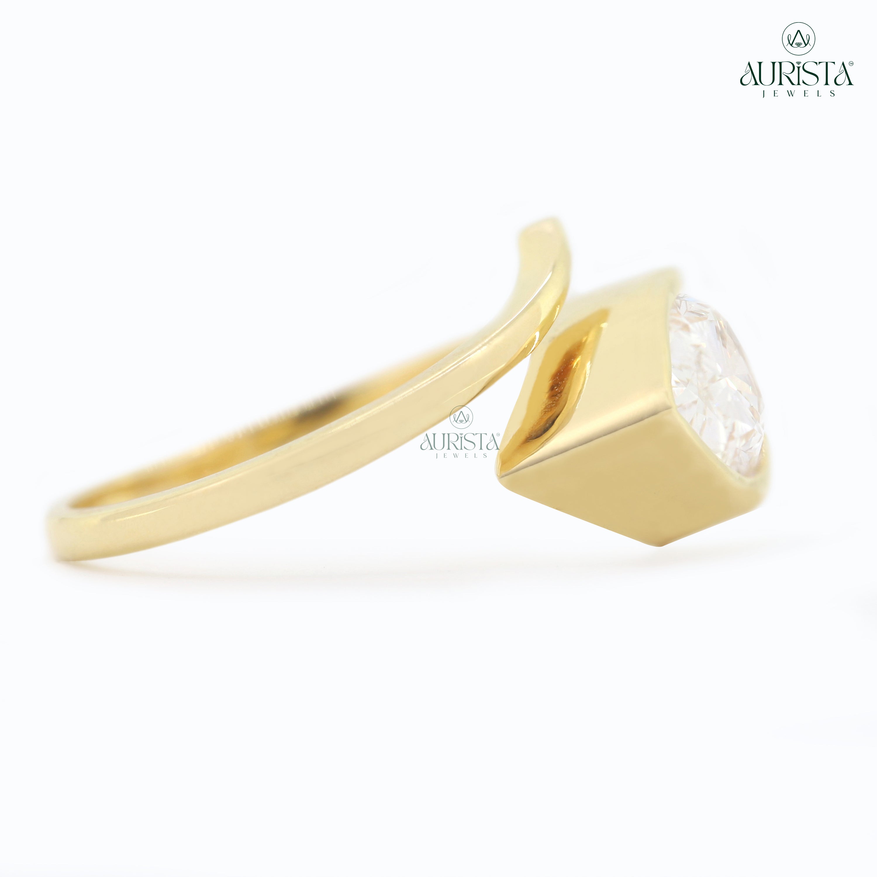 Golden Embrace – Yellow Gold Ring with Solitaire Diamond
