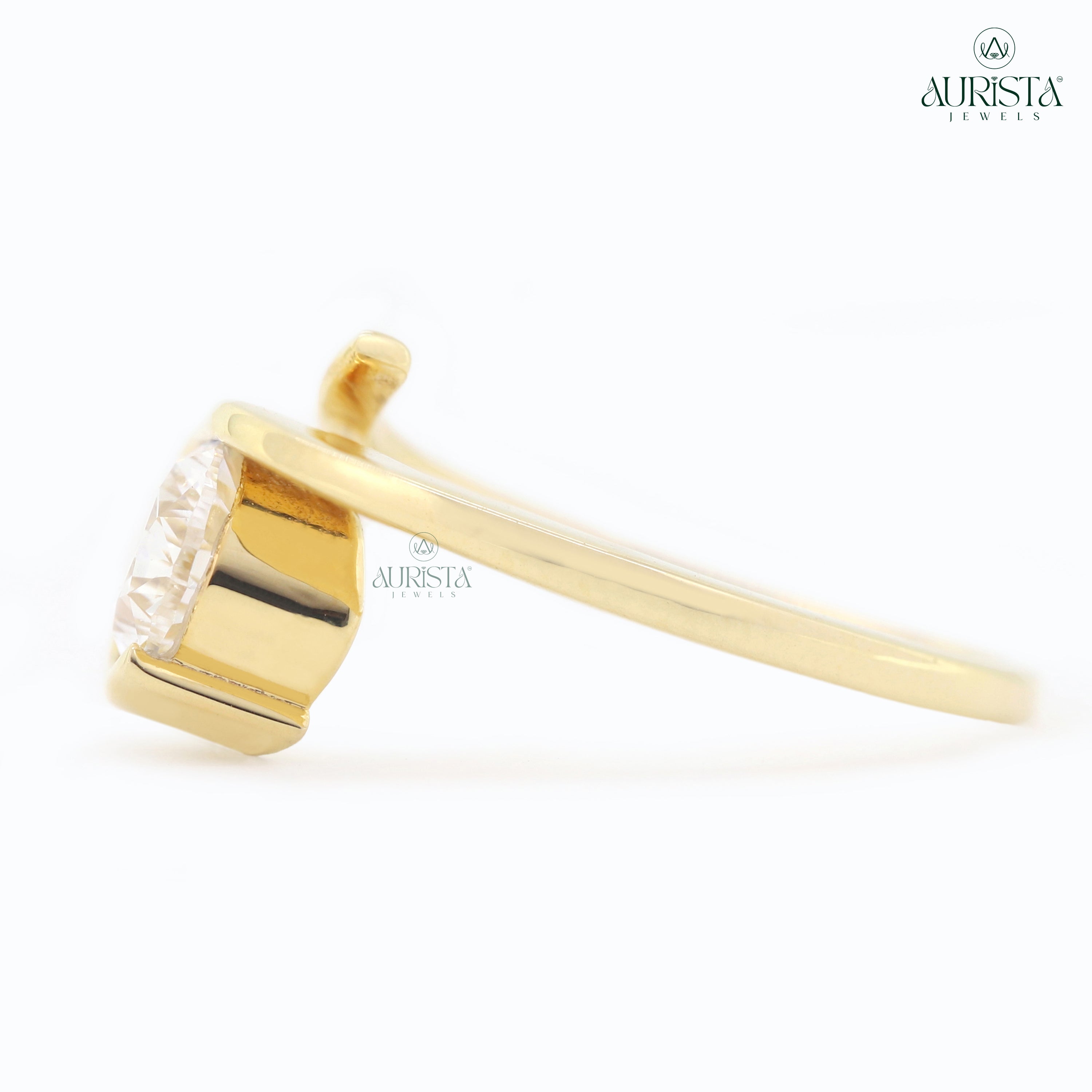 Golden Embrace – Yellow Gold Ring with Solitaire Diamond