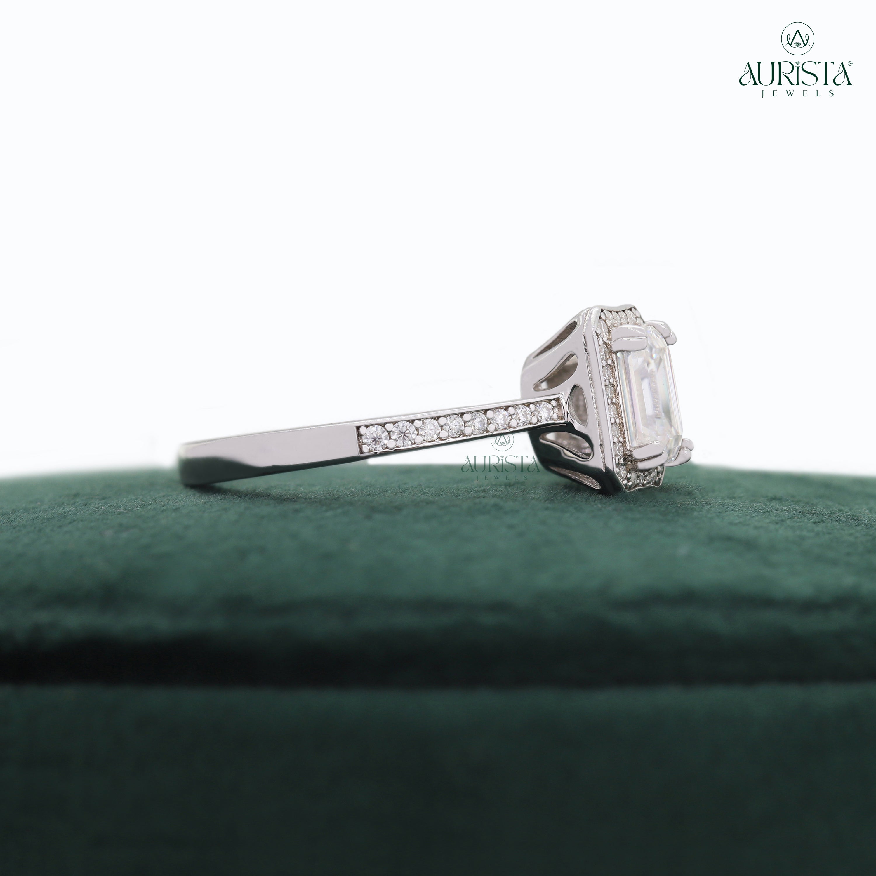 Circle of Faith – White Gold Ring with Emerald Diamond