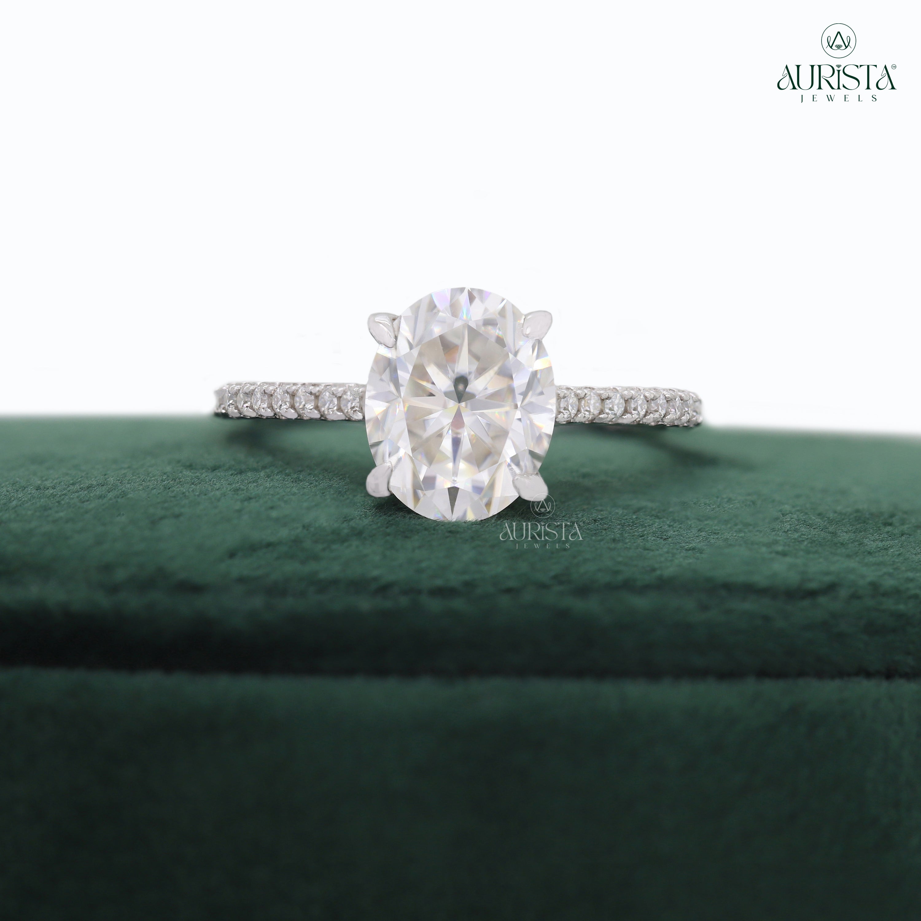 Understated Sparkle – White Gold Ring with Oval Diamond