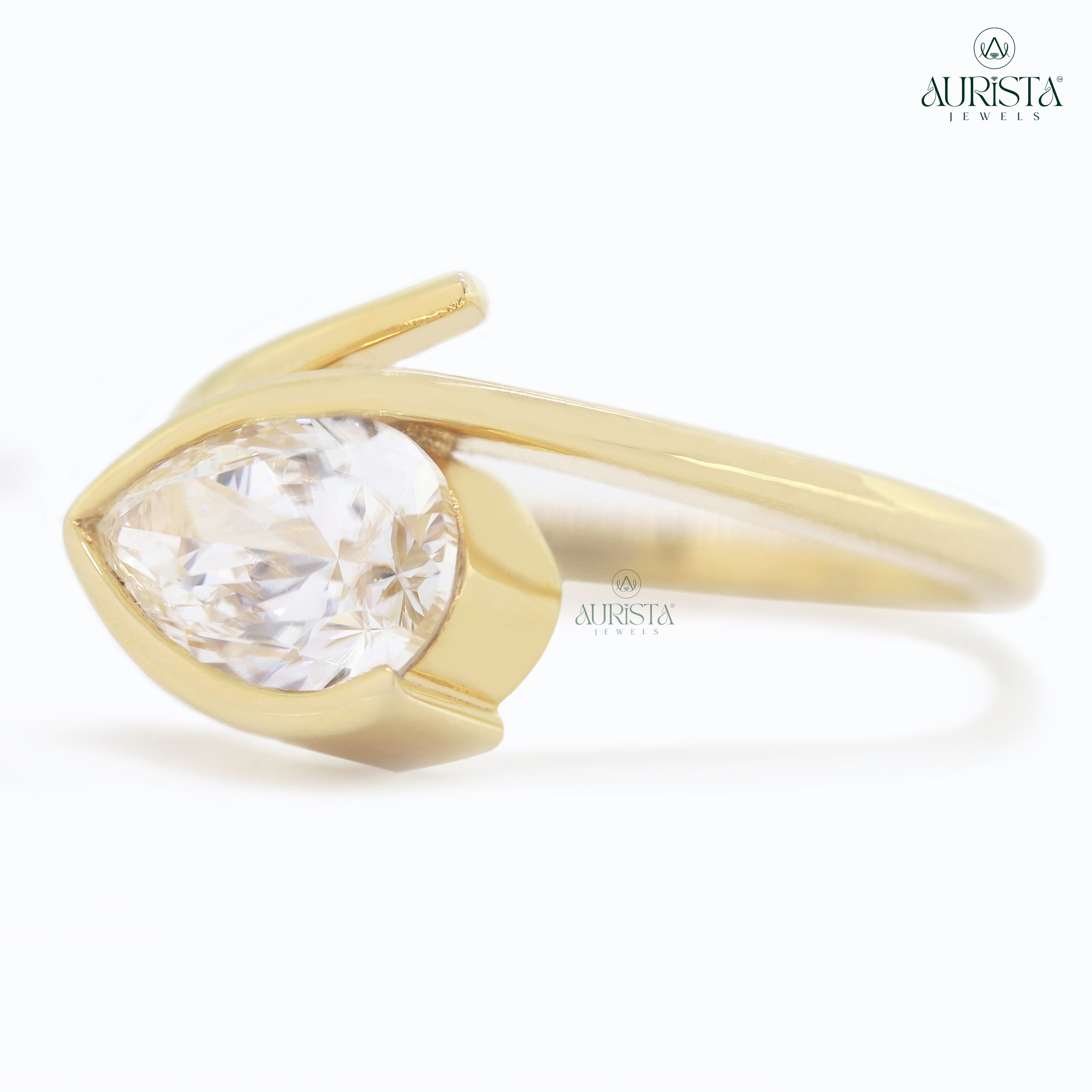 Golden Embrace – Yellow Gold Ring with Solitaire Diamond