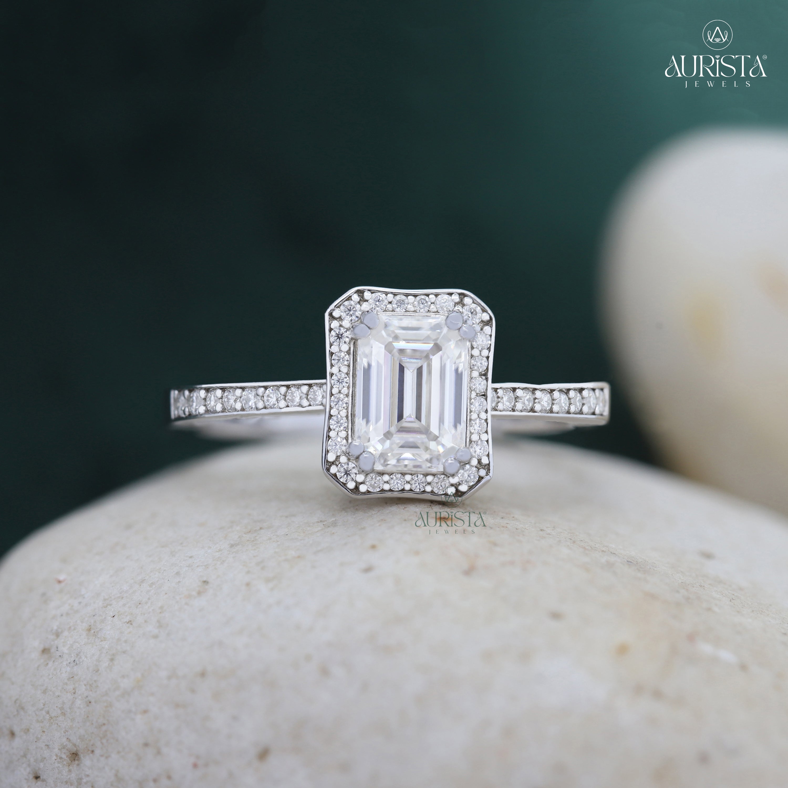 Circle of Faith – White Gold Ring with Emerald Diamond