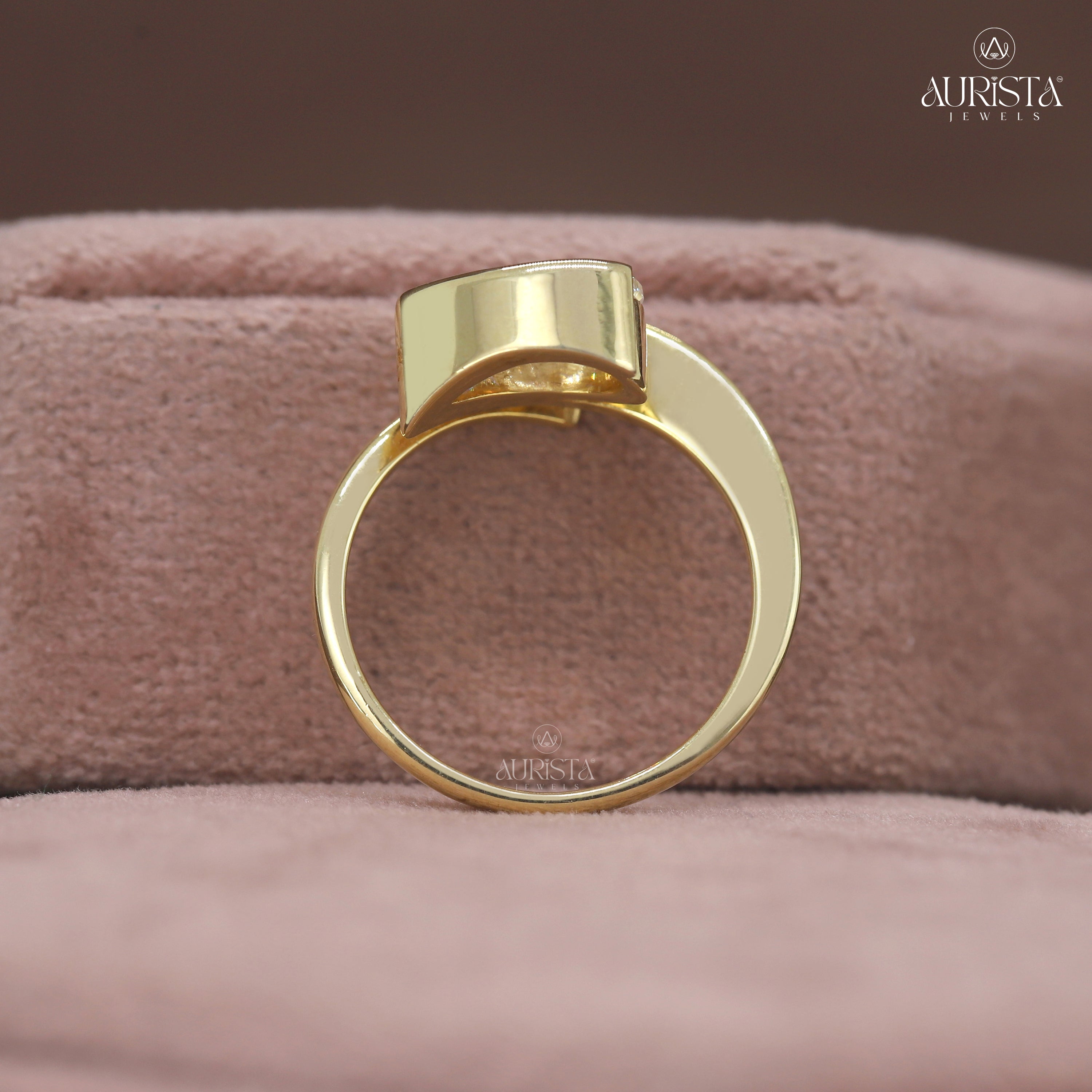 Golden Embrace – Yellow Gold Ring with Solitaire Diamond