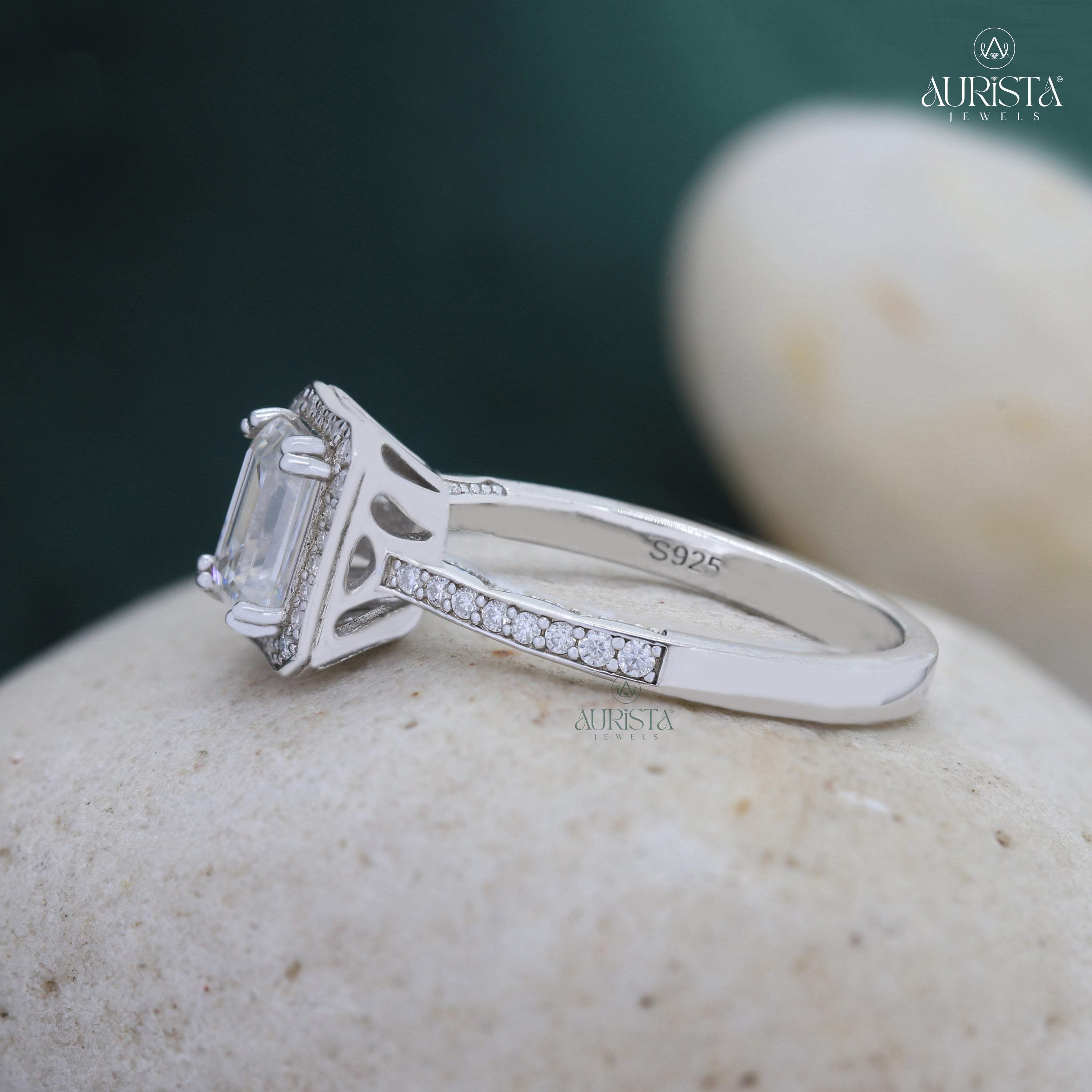 Circle of Faith – White Gold Ring with Emerald Diamond