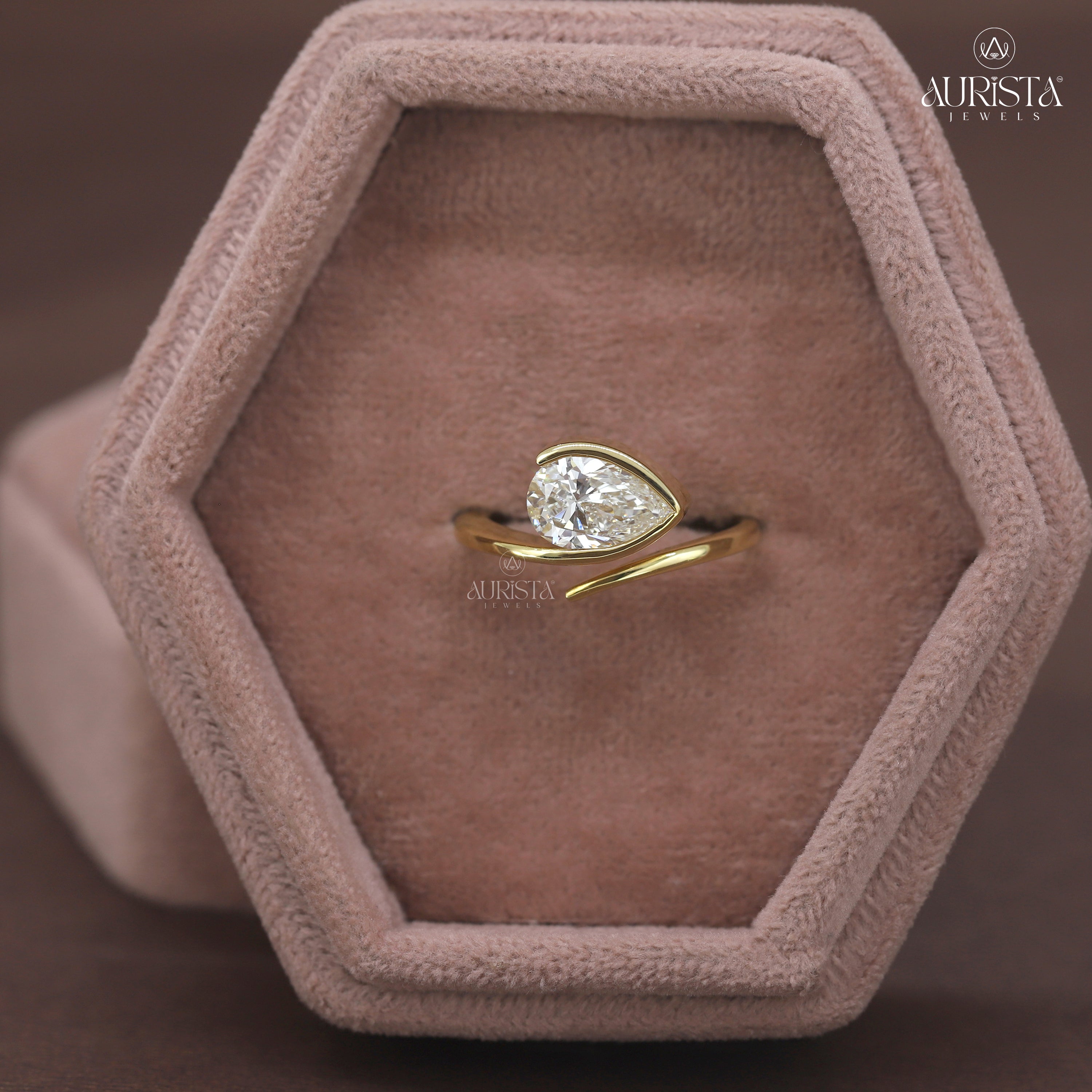 Golden Embrace – Yellow Gold Ring with Solitaire Diamond