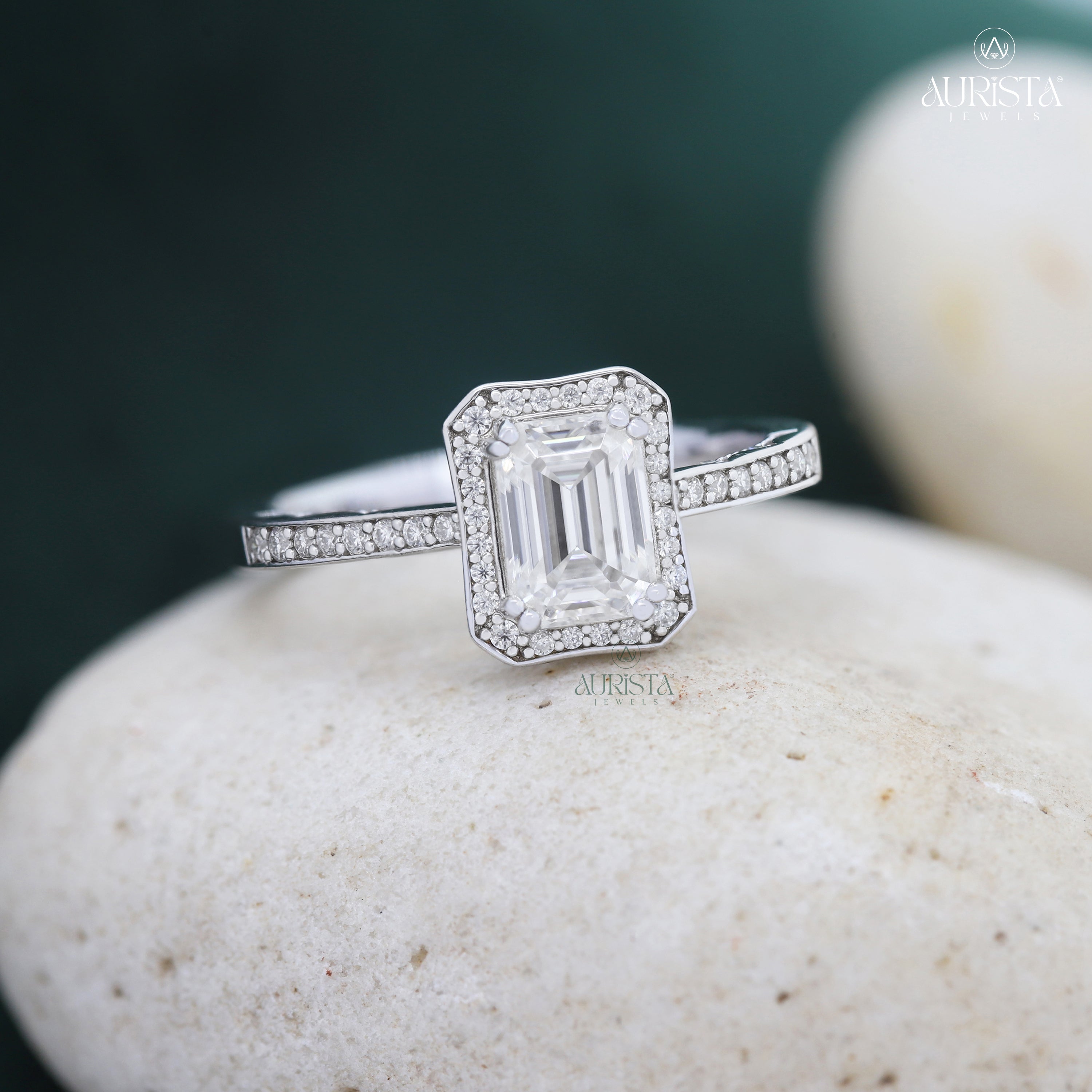 Circle of Faith – White Gold Ring with Emerald Diamond