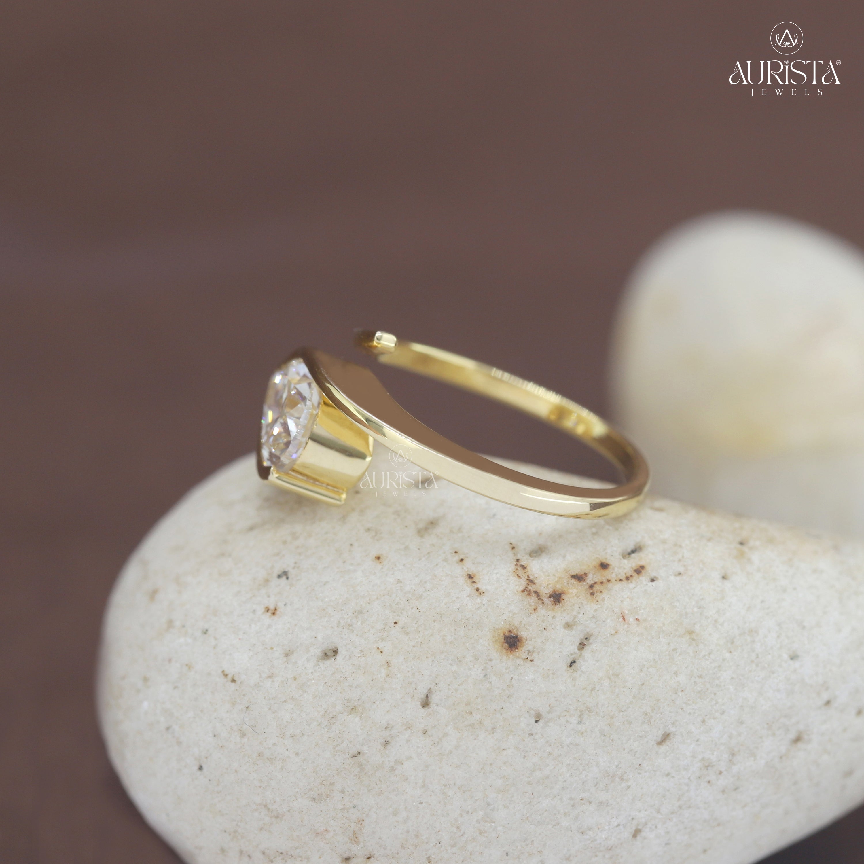 Golden Embrace – Yellow Gold Ring with Solitaire Diamond