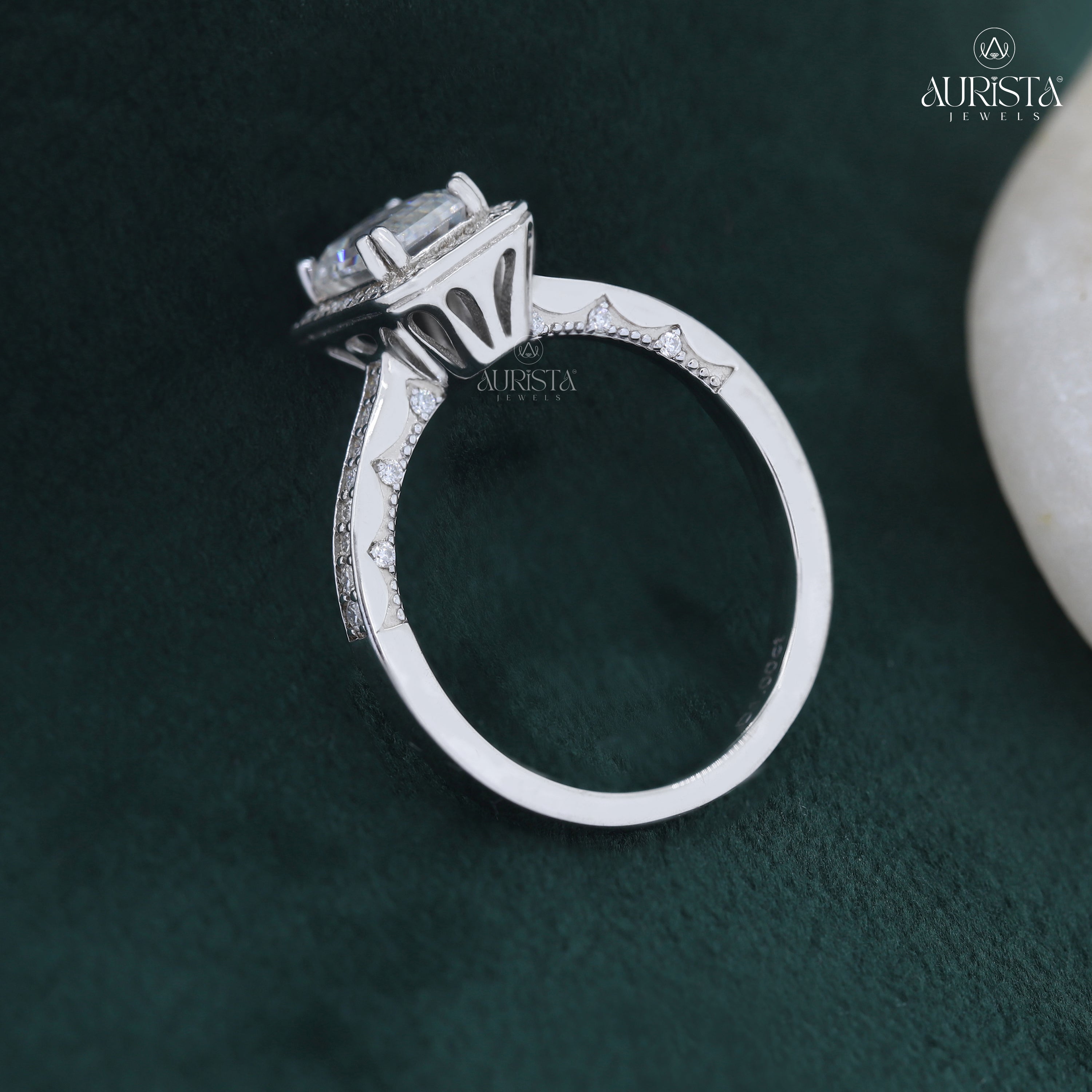 Circle of Faith – White Gold Ring with Emerald Diamond