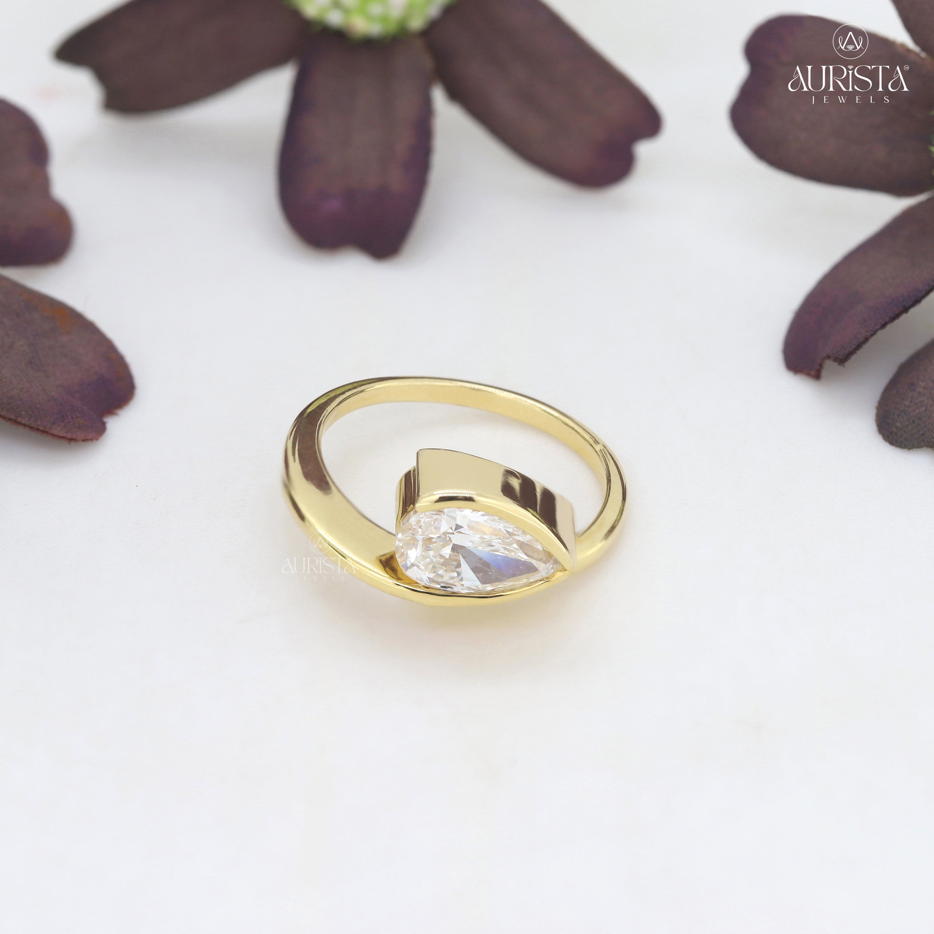Golden Embrace – Yellow Gold Ring with Solitaire Diamond