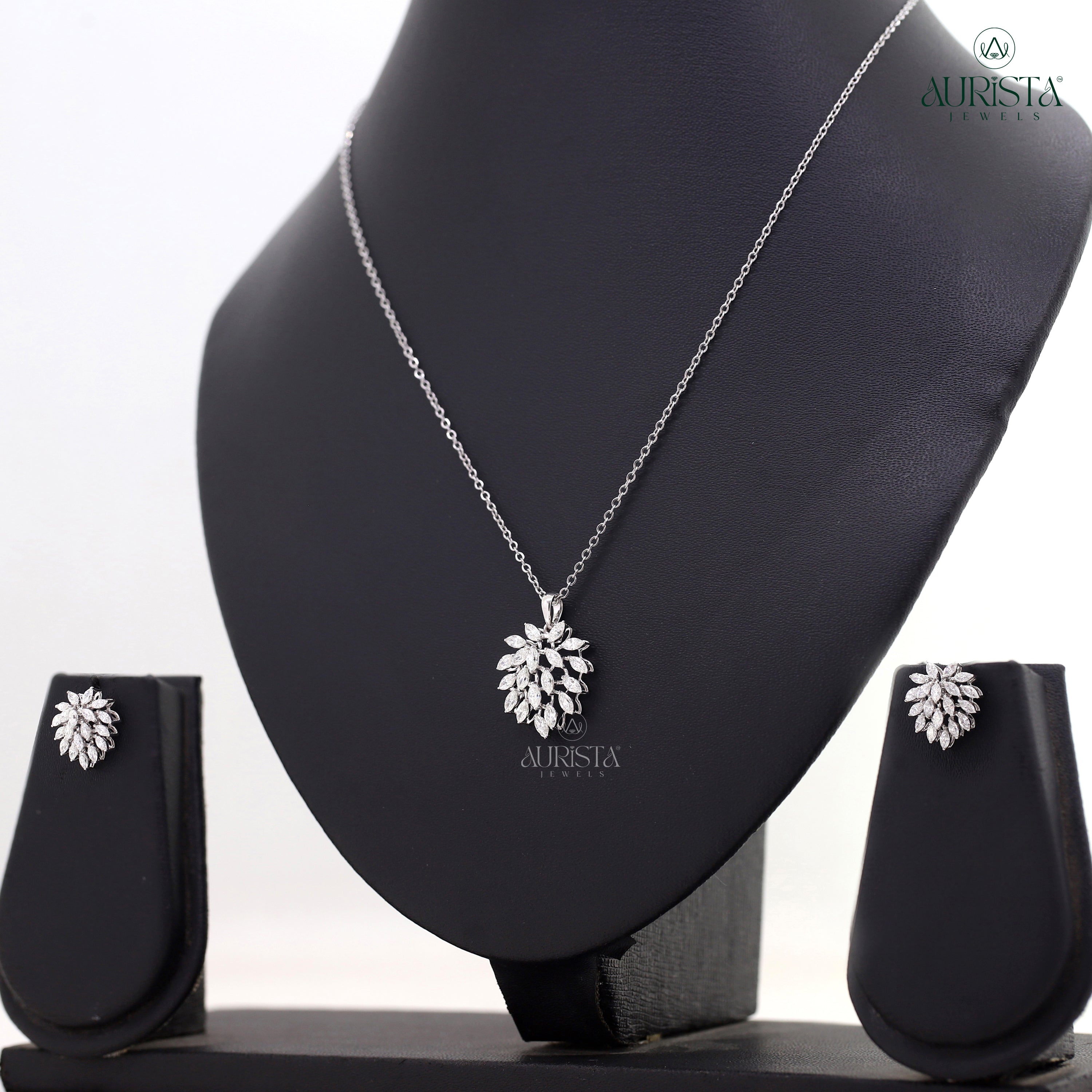 Dazzling Bloom – Yellow Gold Cluster Diamond Jewelry Set