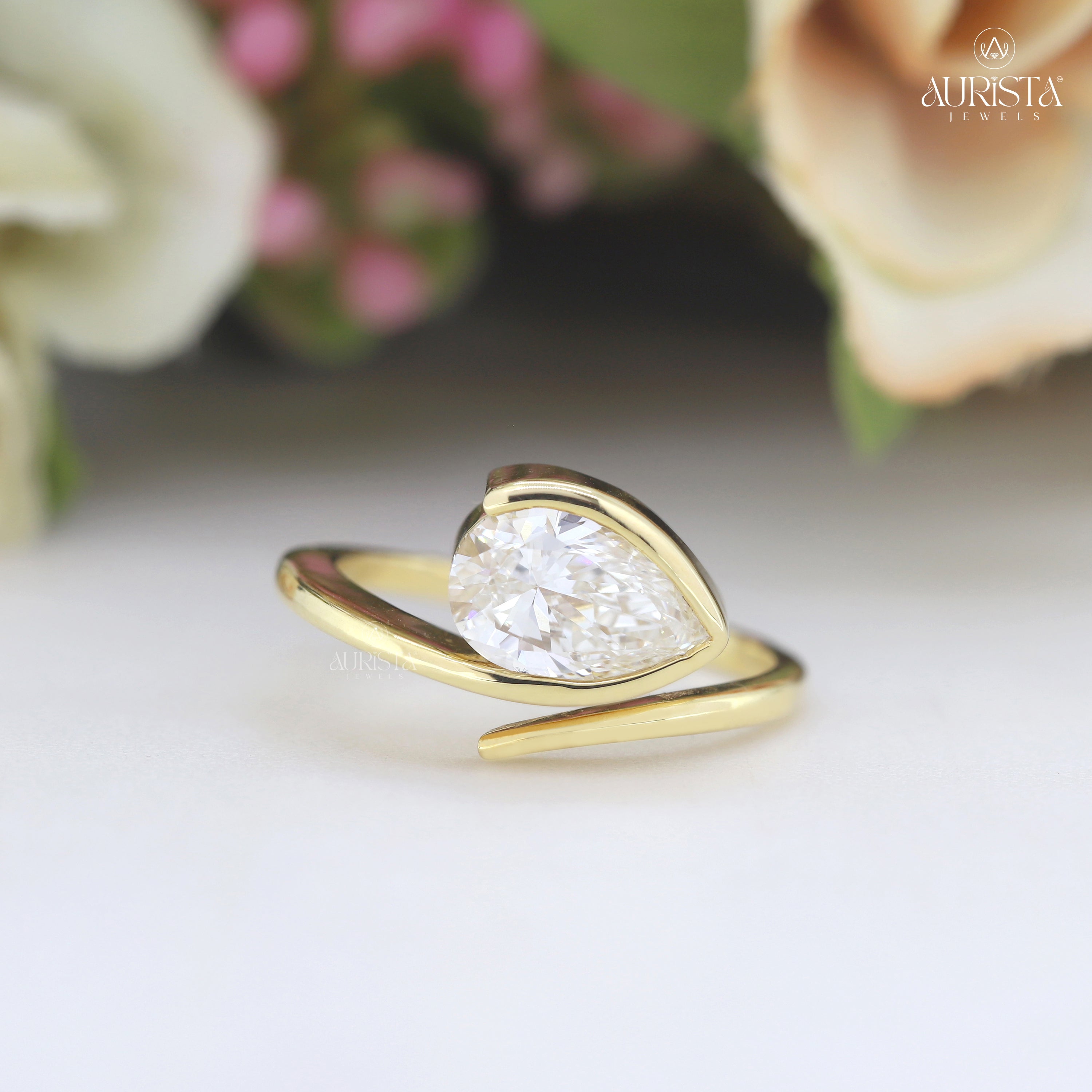 Golden Embrace – Yellow Gold Ring with Solitaire Diamond