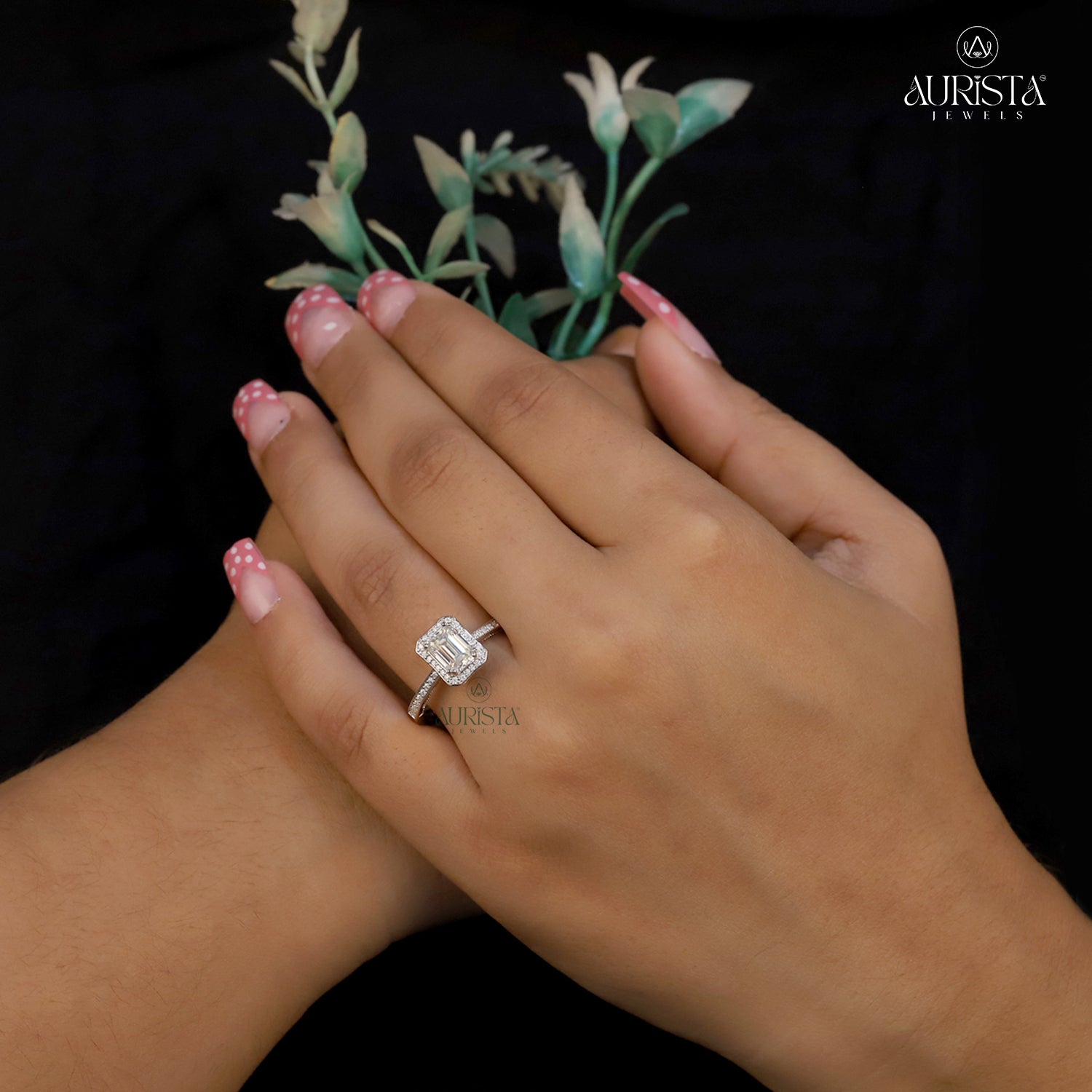 Circle of Faith – White Gold Ring with Emerald Diamond