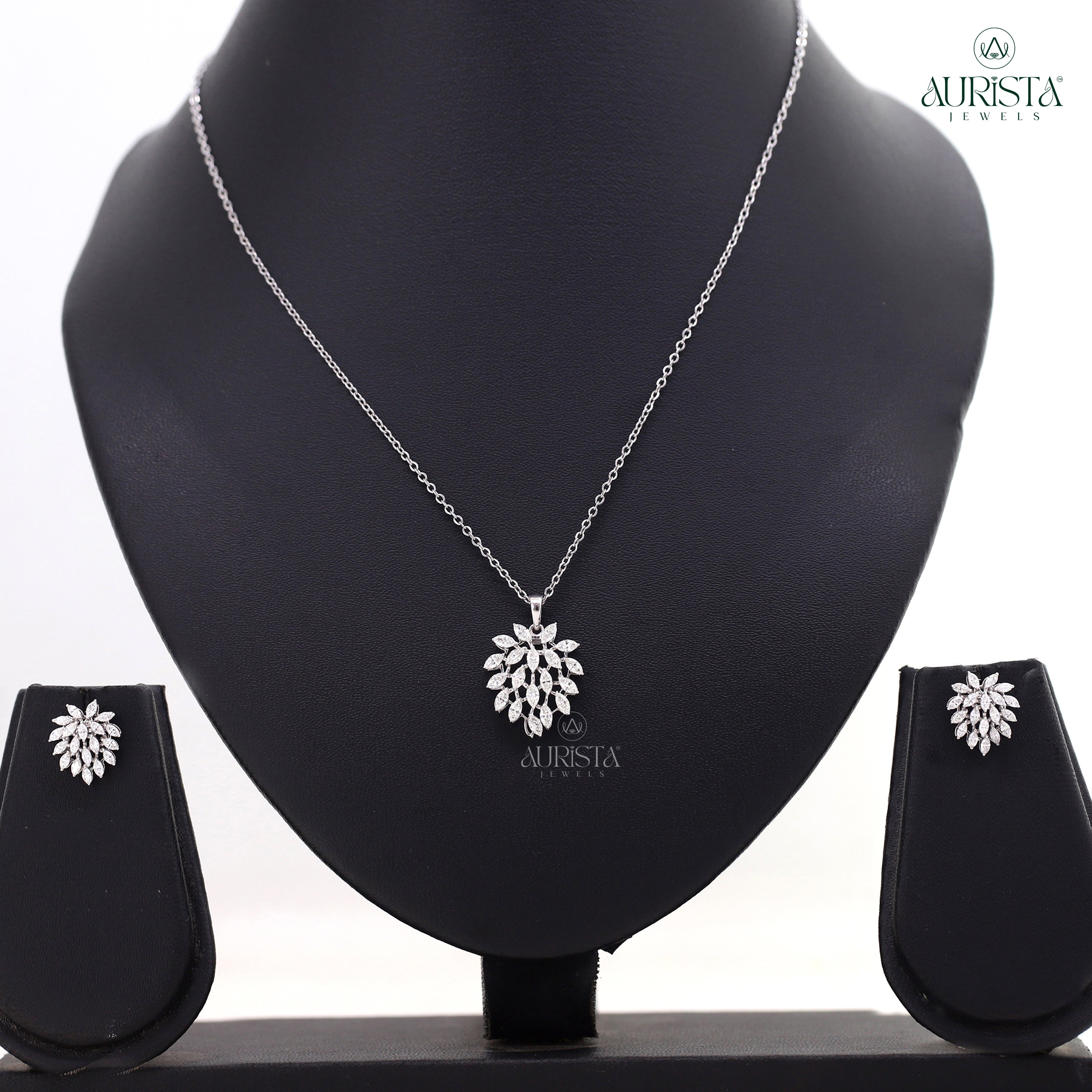 Dazzling Bloom – Yellow Gold Cluster Diamond Jewelry Set