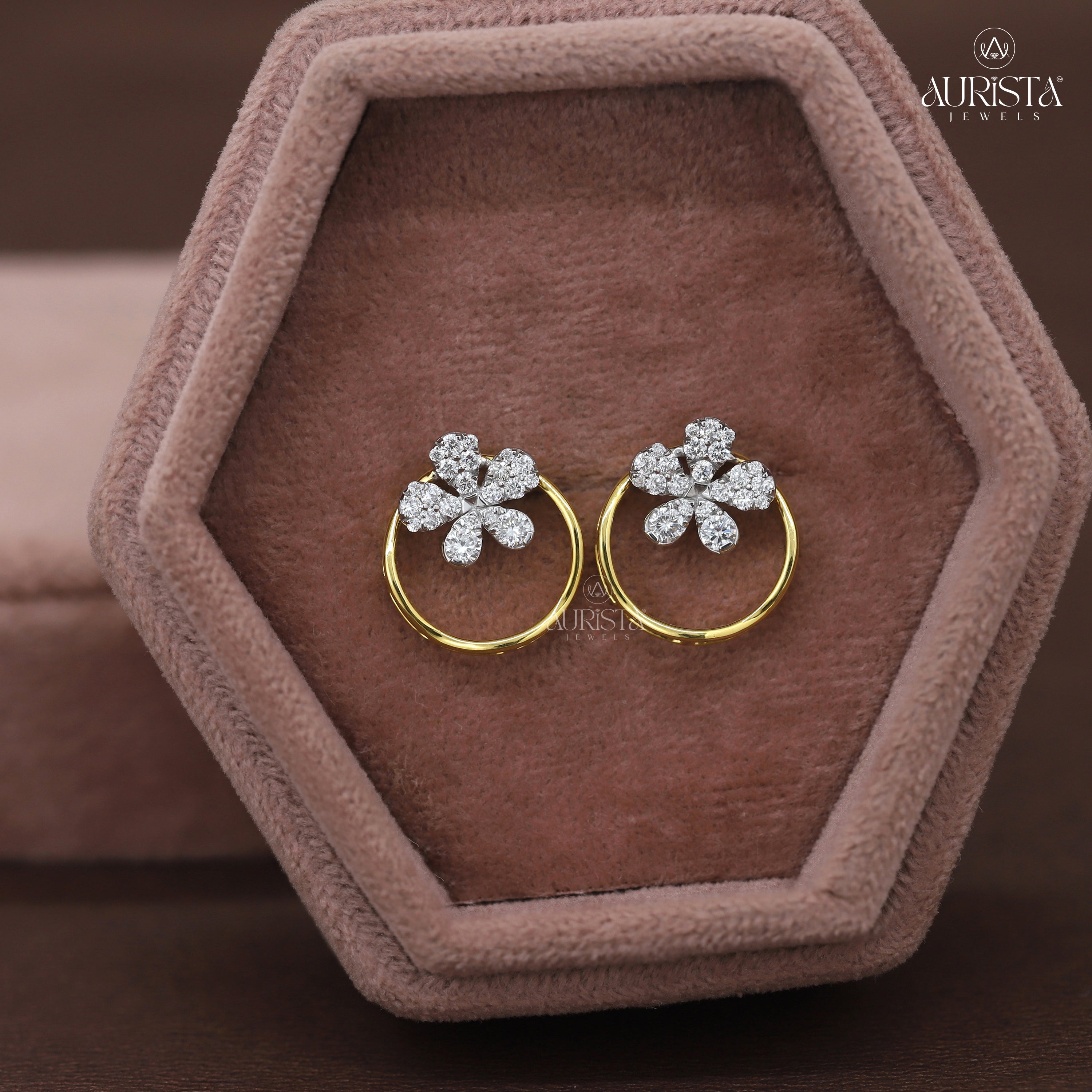Round Floral Design Diamond Jewelry Set in Yellow Gold