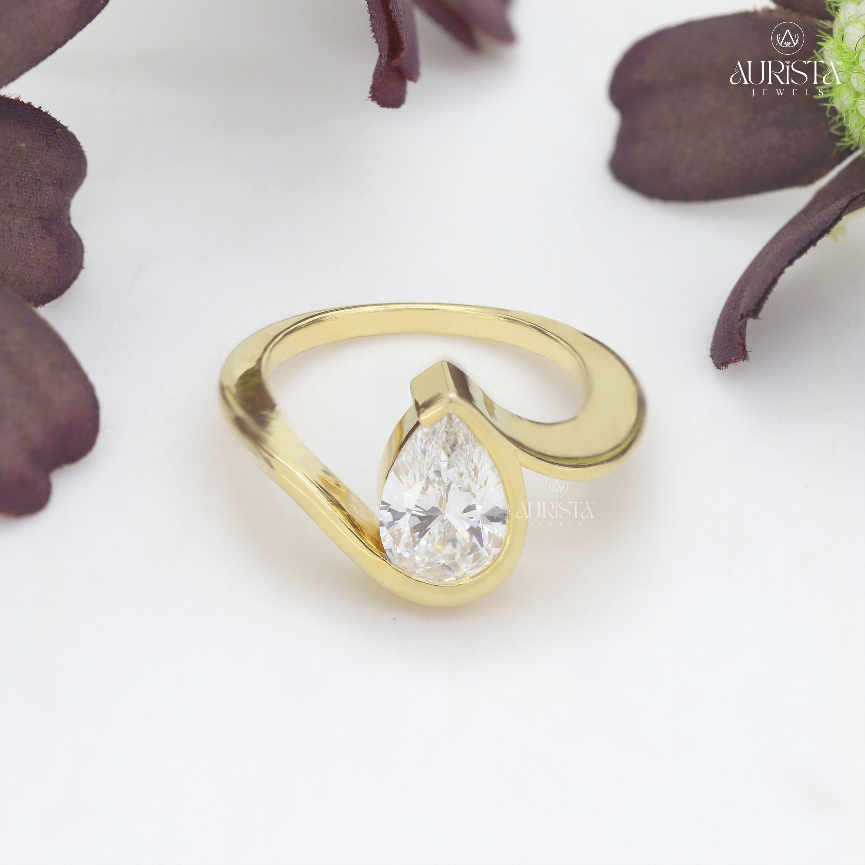 Eternal Touch – Yellow Gold Ring with pear Diamond