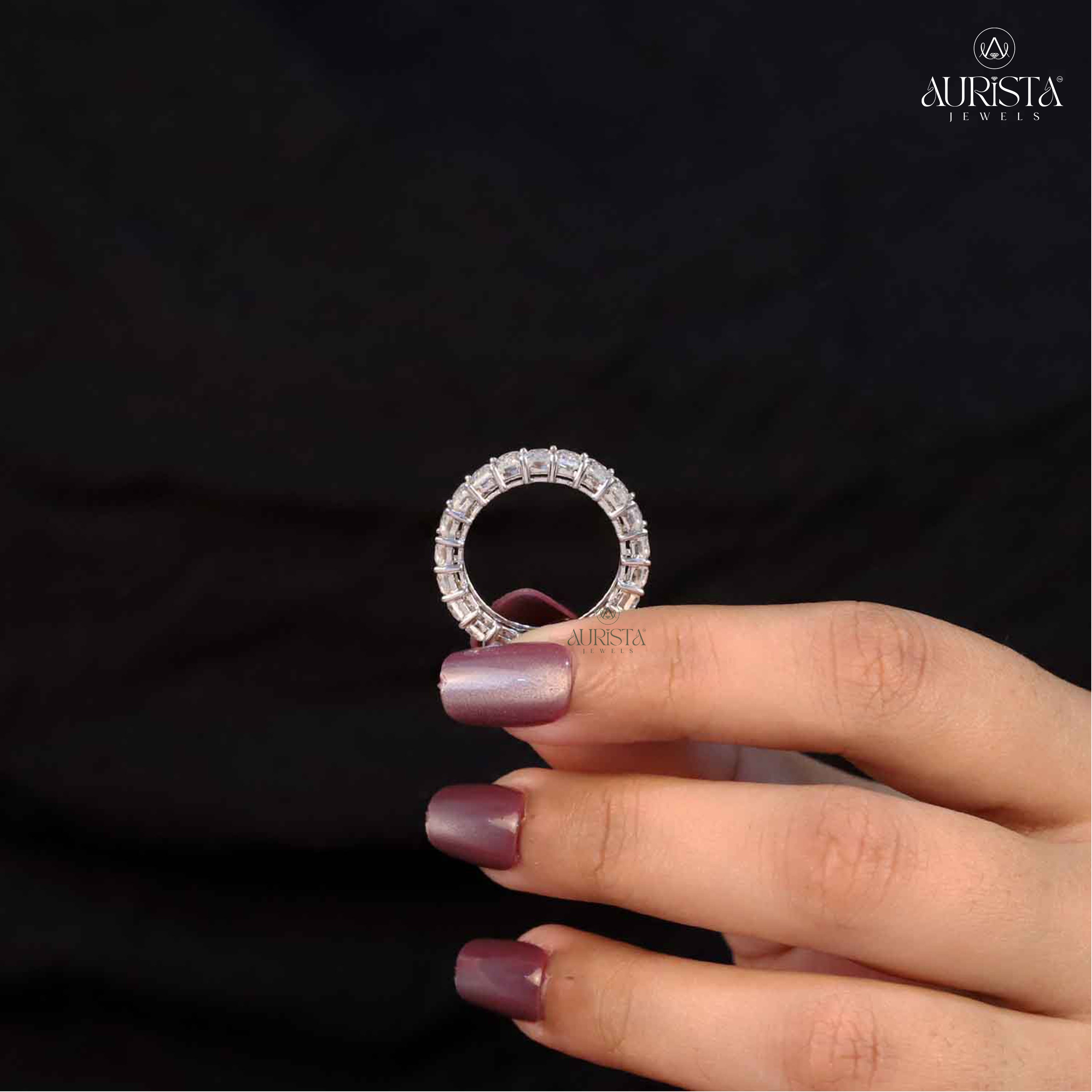 Forever Gleam – White Gold Band with Emerald Diamond