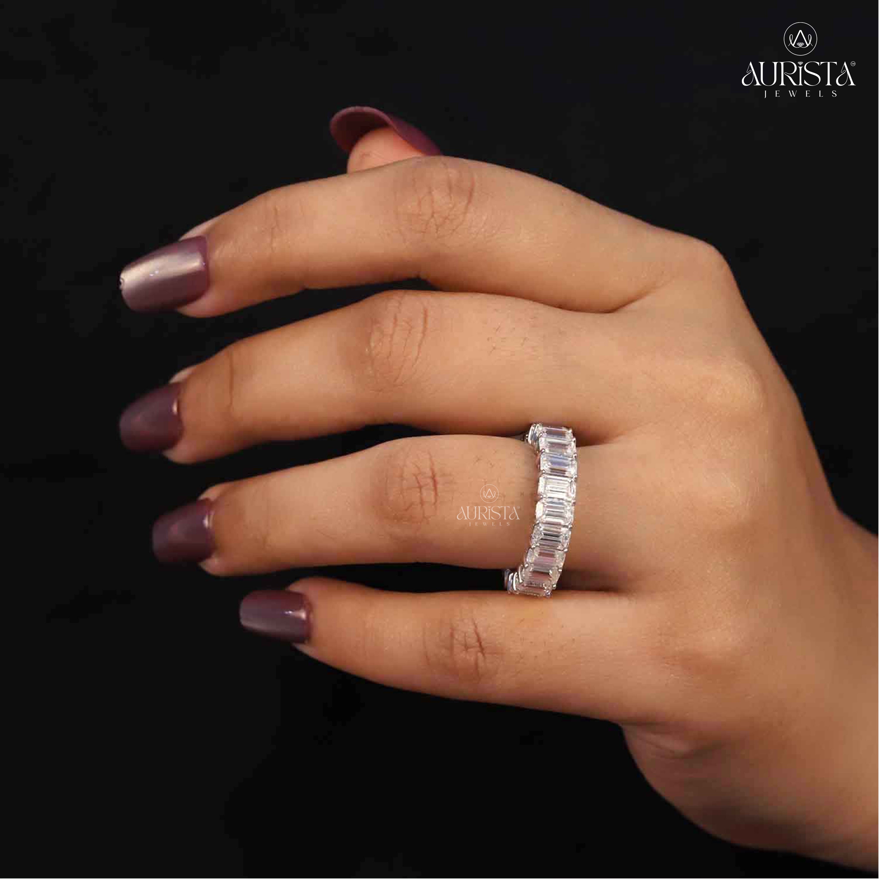 Forever Gleam – White Gold Band with Emerald Diamond