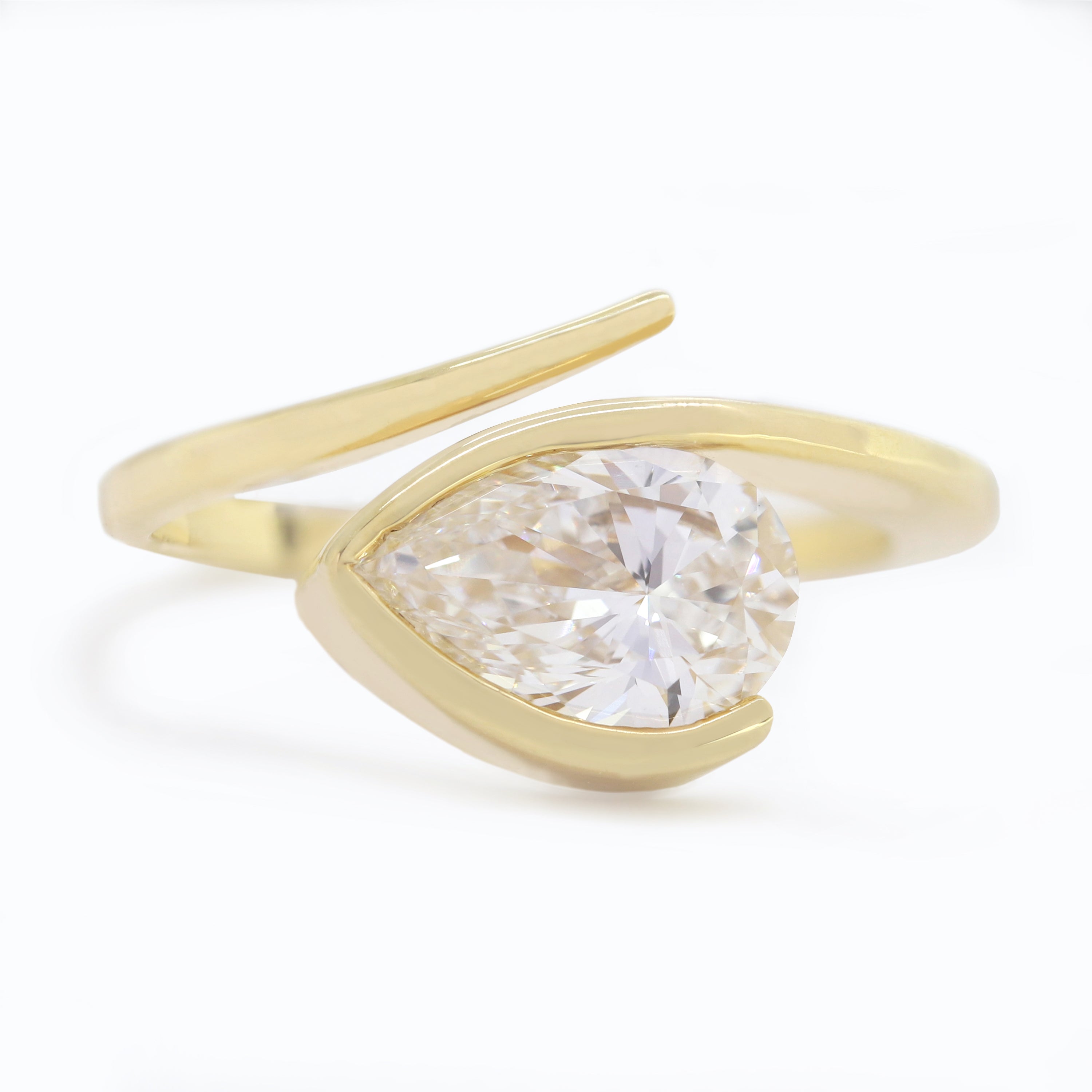 Shine of Promise – Yellow Gold Ring with Solitaire Diamond