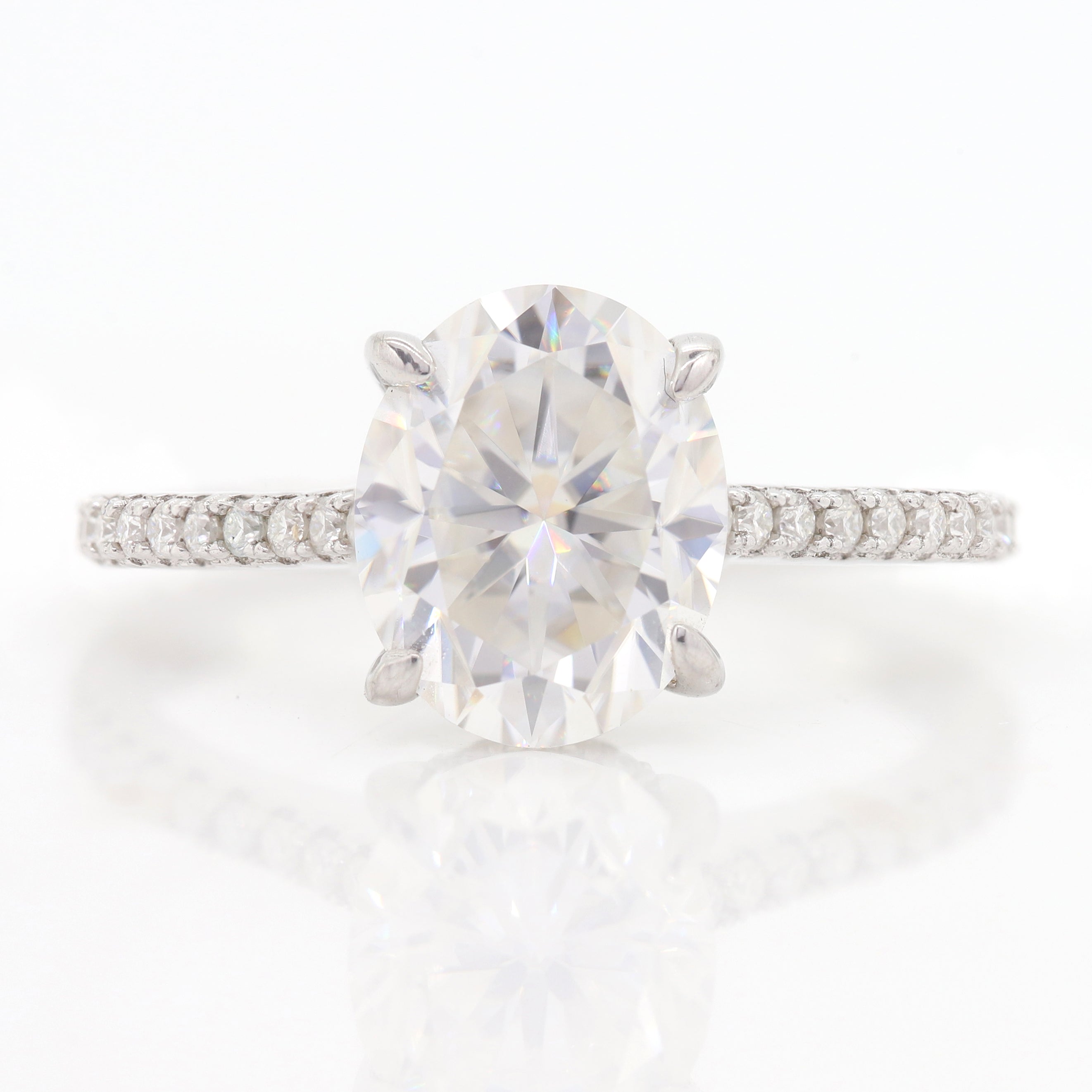 Understated Sparkle – White Gold Ring with Oval Diamond