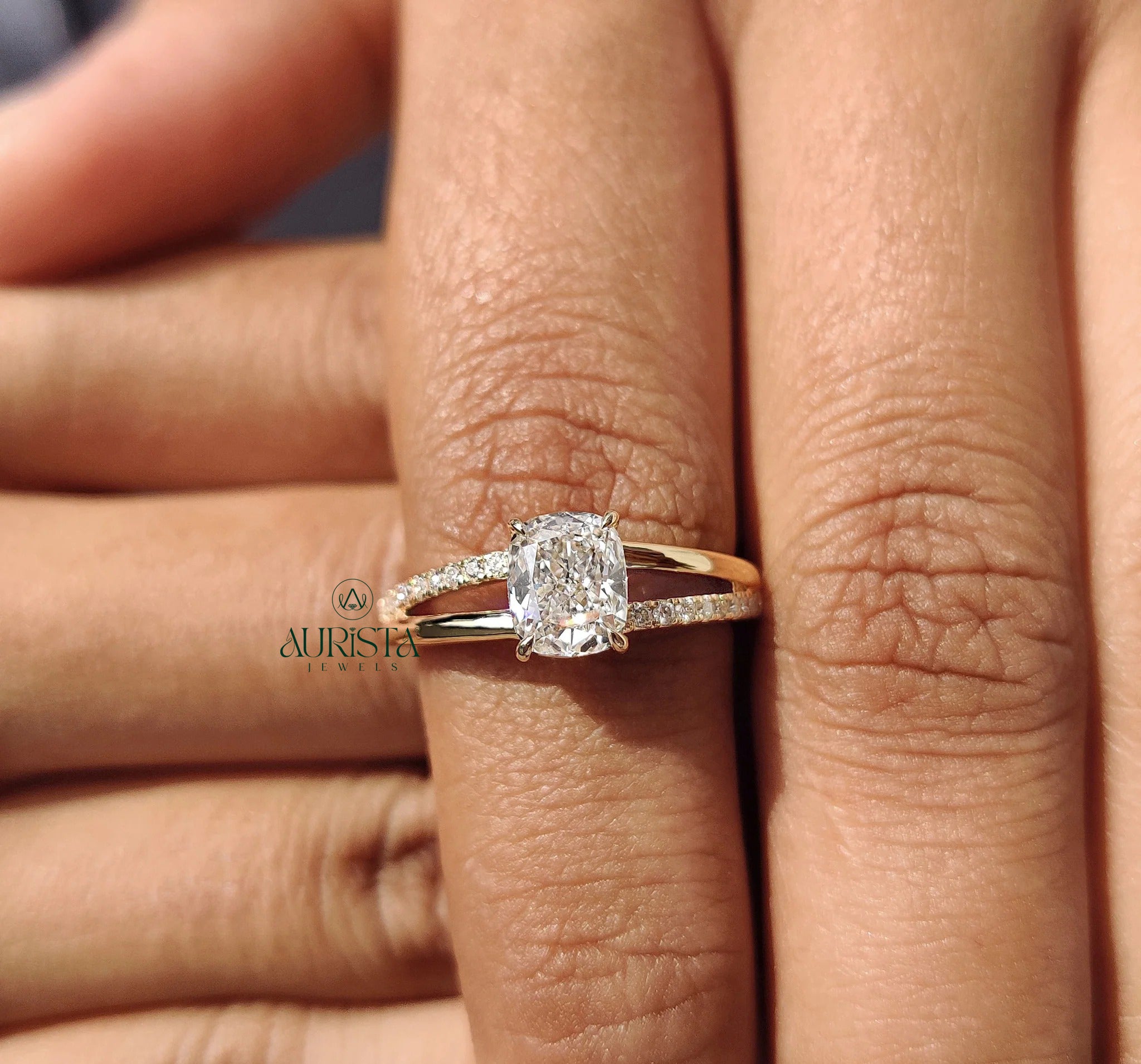 Golden Pave Desire – Classic Ring with Radiant Spark
