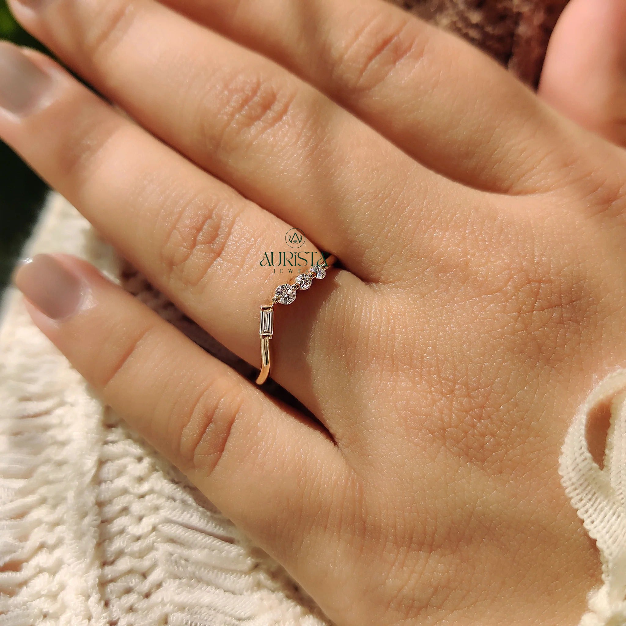Eternal Sparkle – Glossy Ring with Fine Diamond