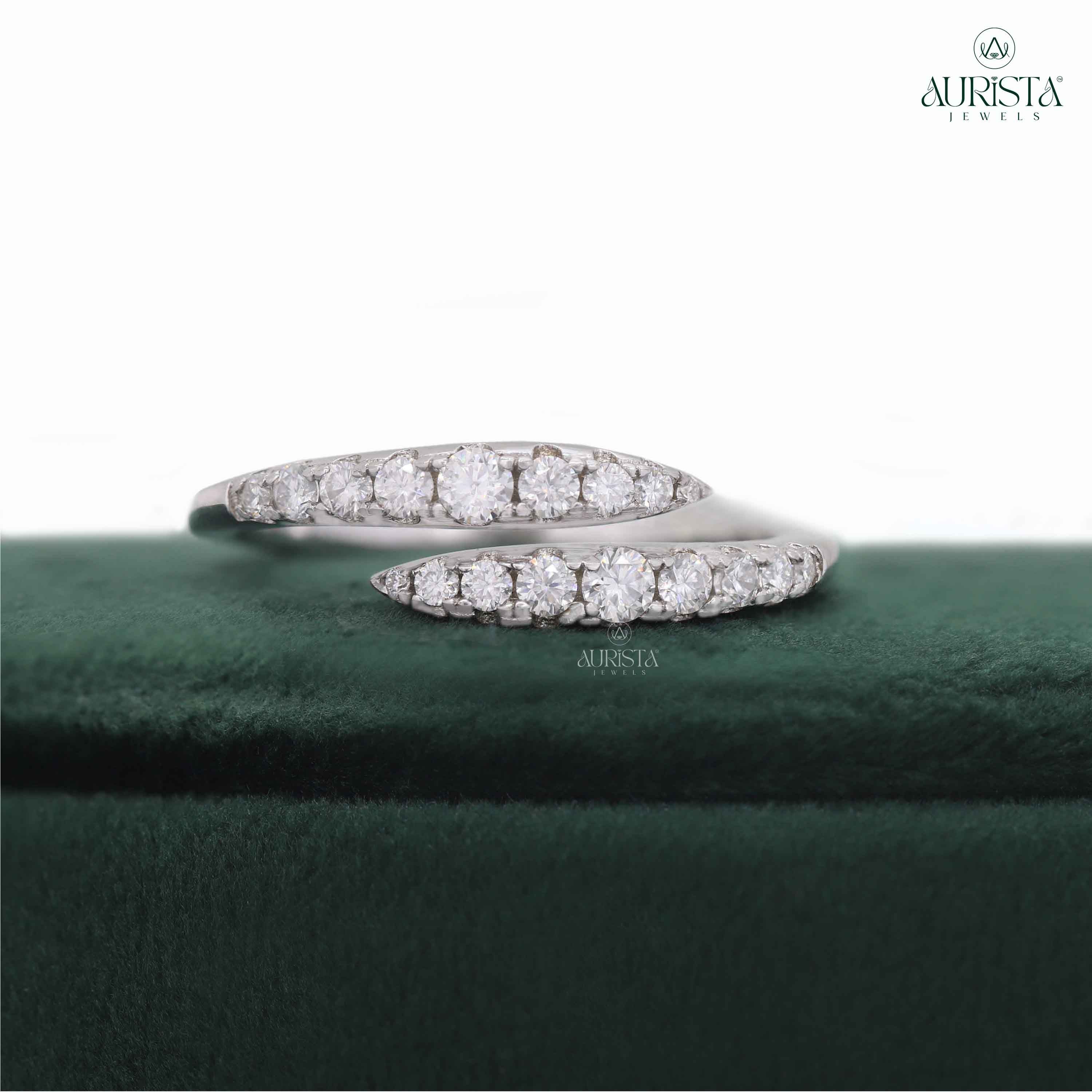Exquisite Sparkle – White Gold Ring with Round Diamond