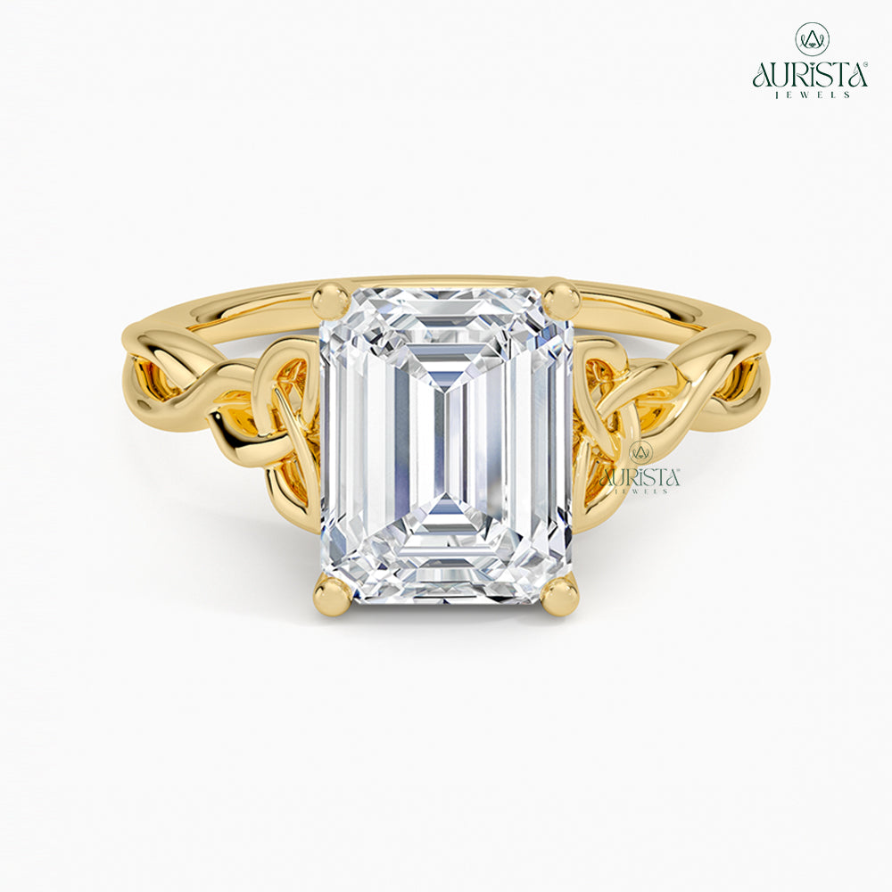 Crown of Promise – Yellow Gold Ring with Emerald Diamond
