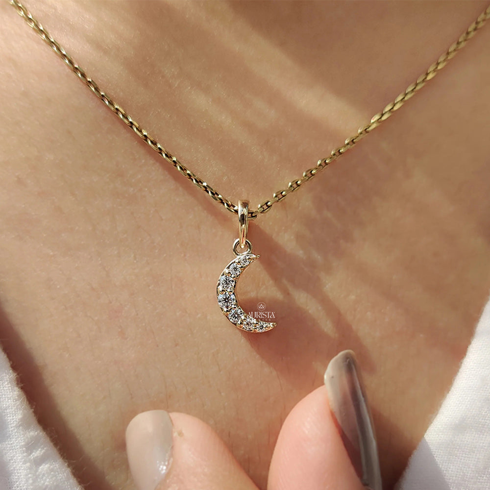 Classic Spark Round Diamond Pendant in Gold