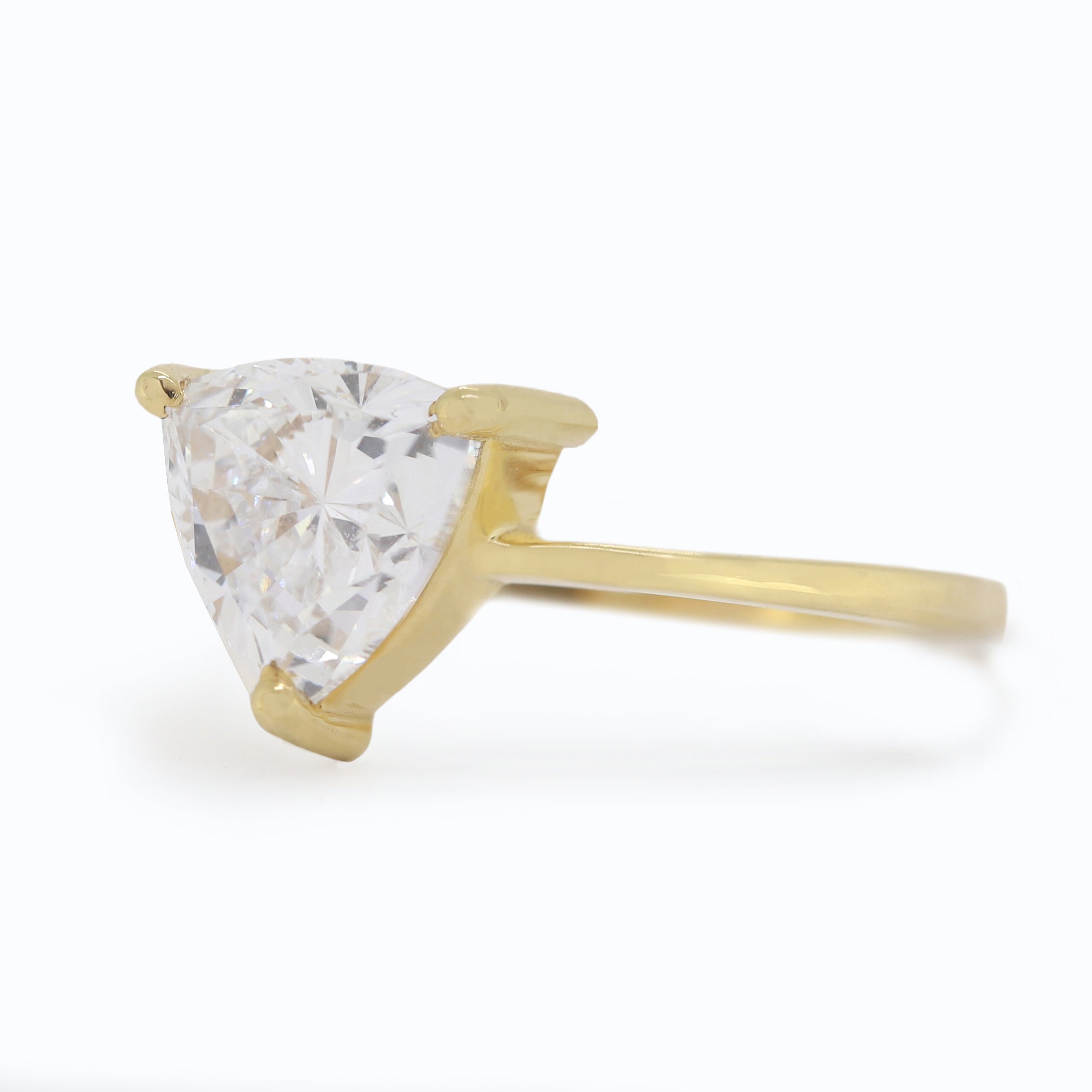 Timeless Vows – Yellow Gold Ring with Triangle Diamond