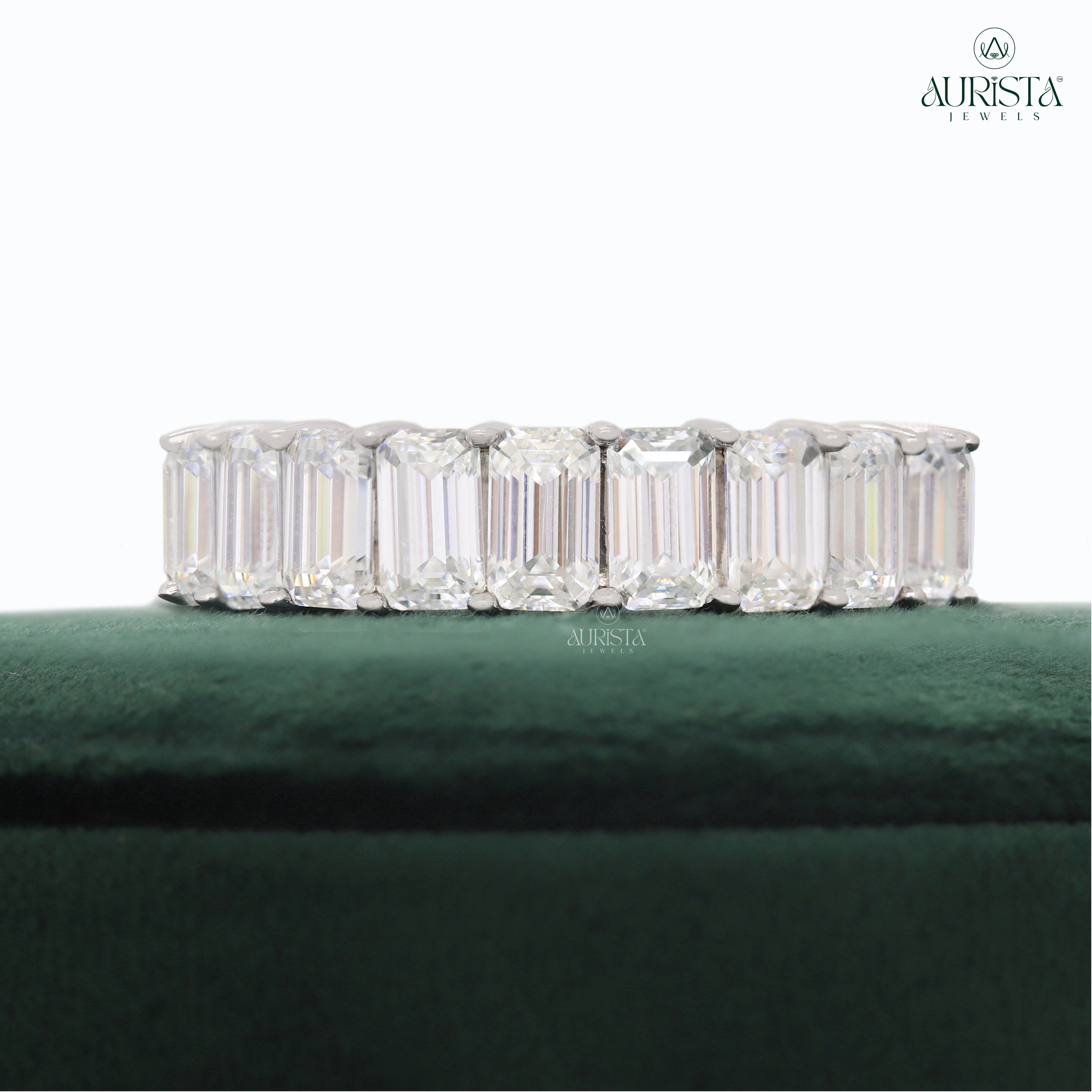 Forever Gleam – White Gold Band with Emerald Diamond