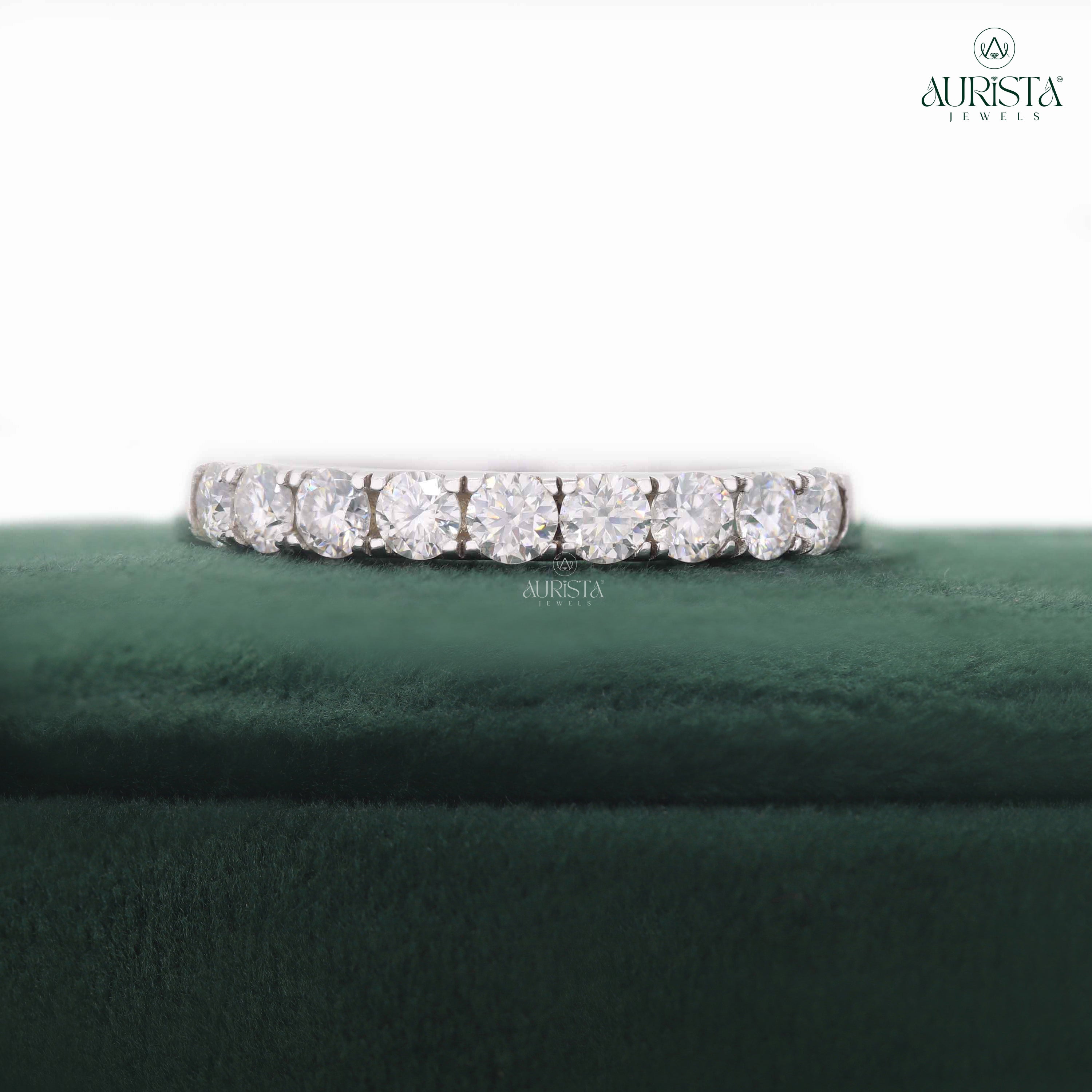 Bound by Brilliance – White Gold Ring with Round Diamond