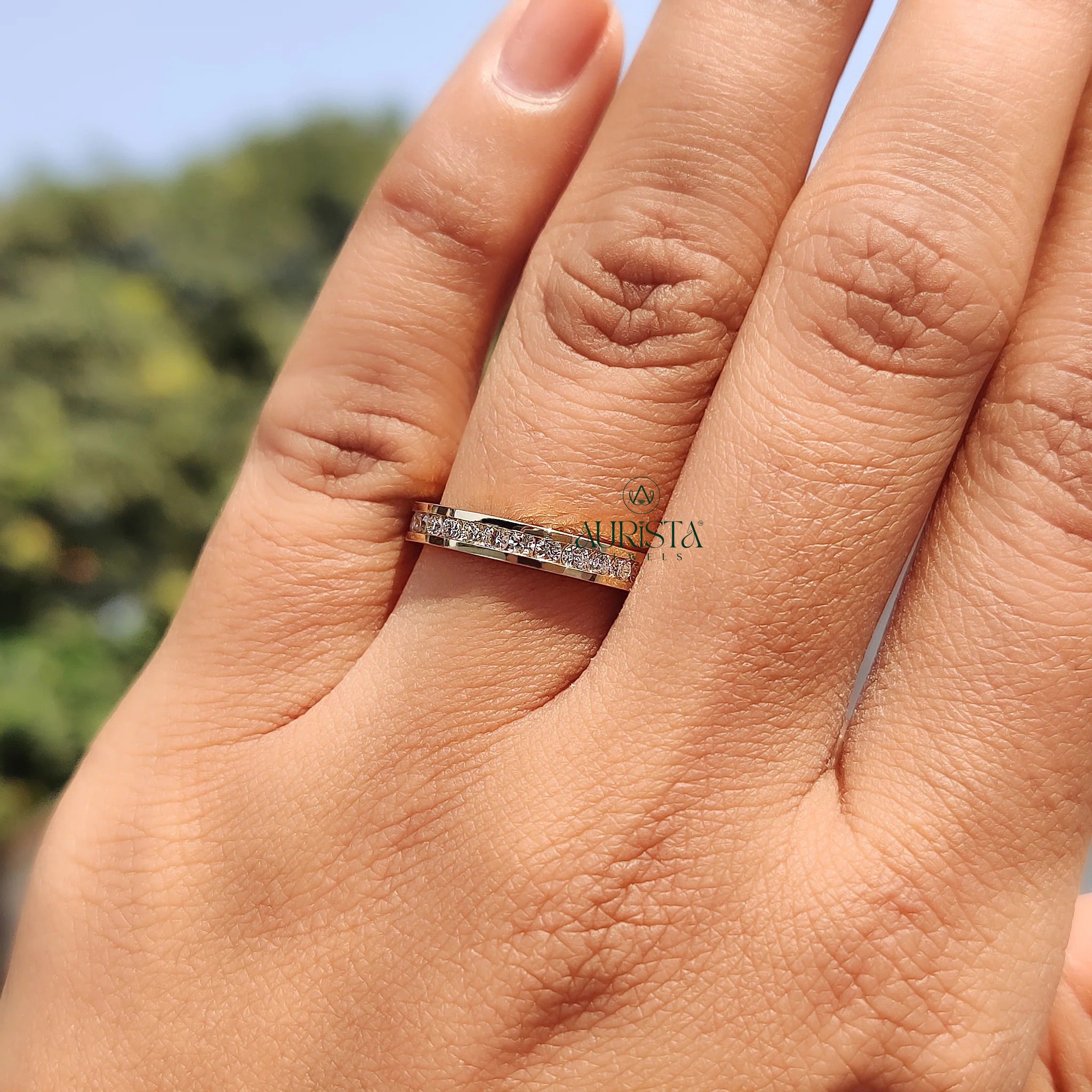 Bound in Glow – Premium Charm with Brilliant Spark