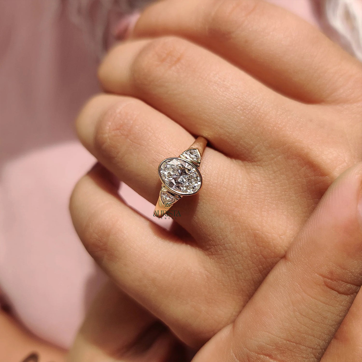 Golden Desire – Classic Ring with Radiant Diamond