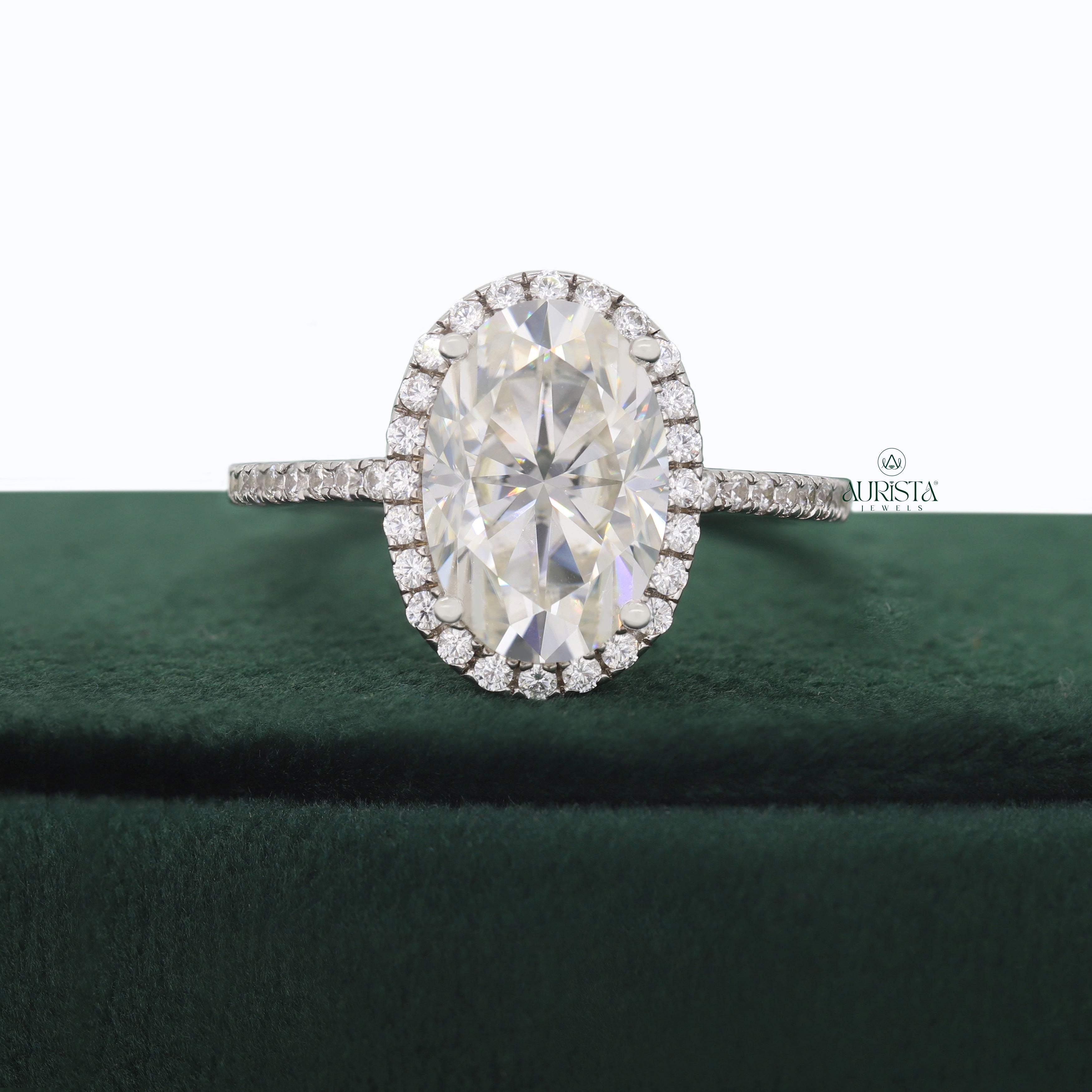 Light of Love – White Gold Ring with Oval Diamond