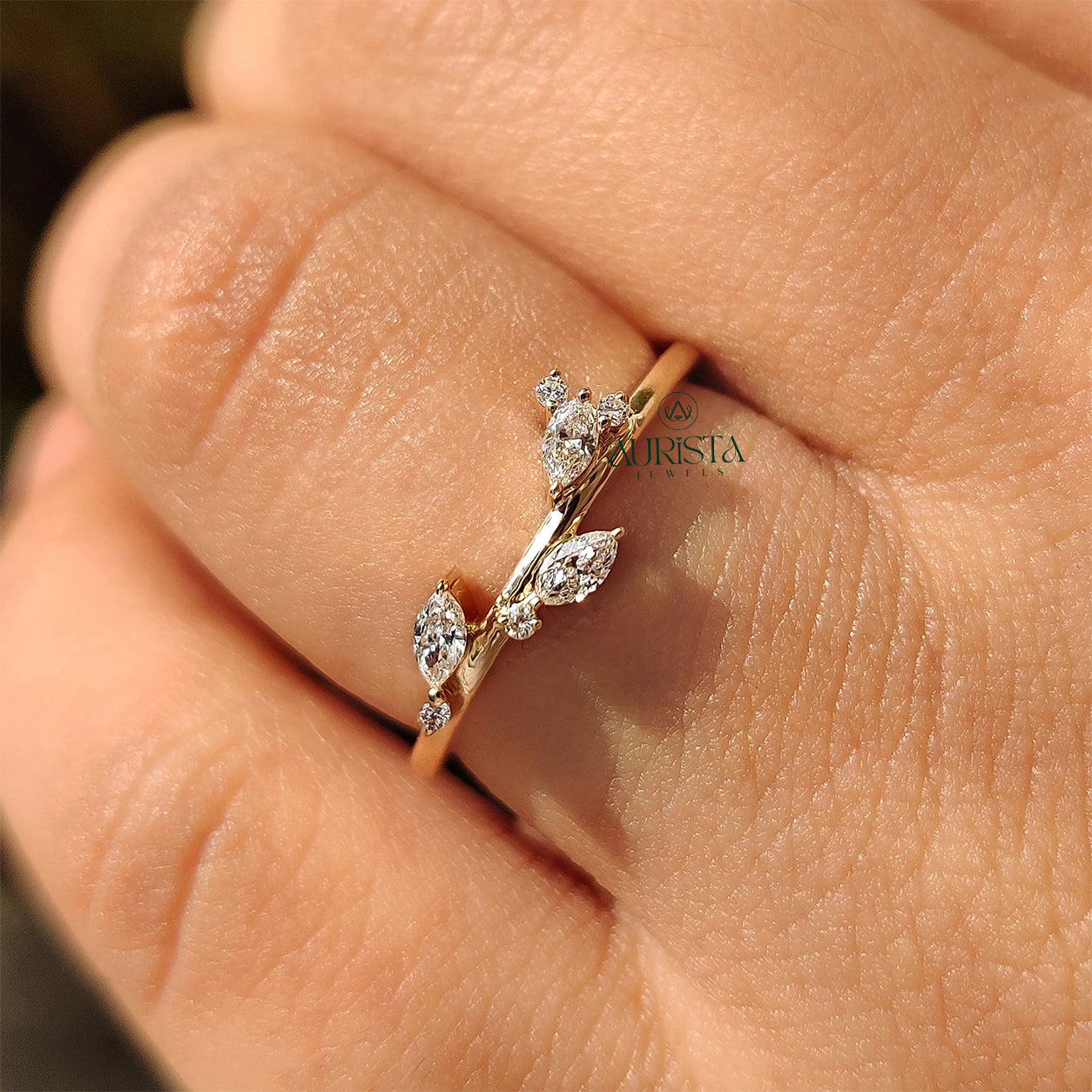 Pure Devotion – Polished Ring with Shimmering Diamond