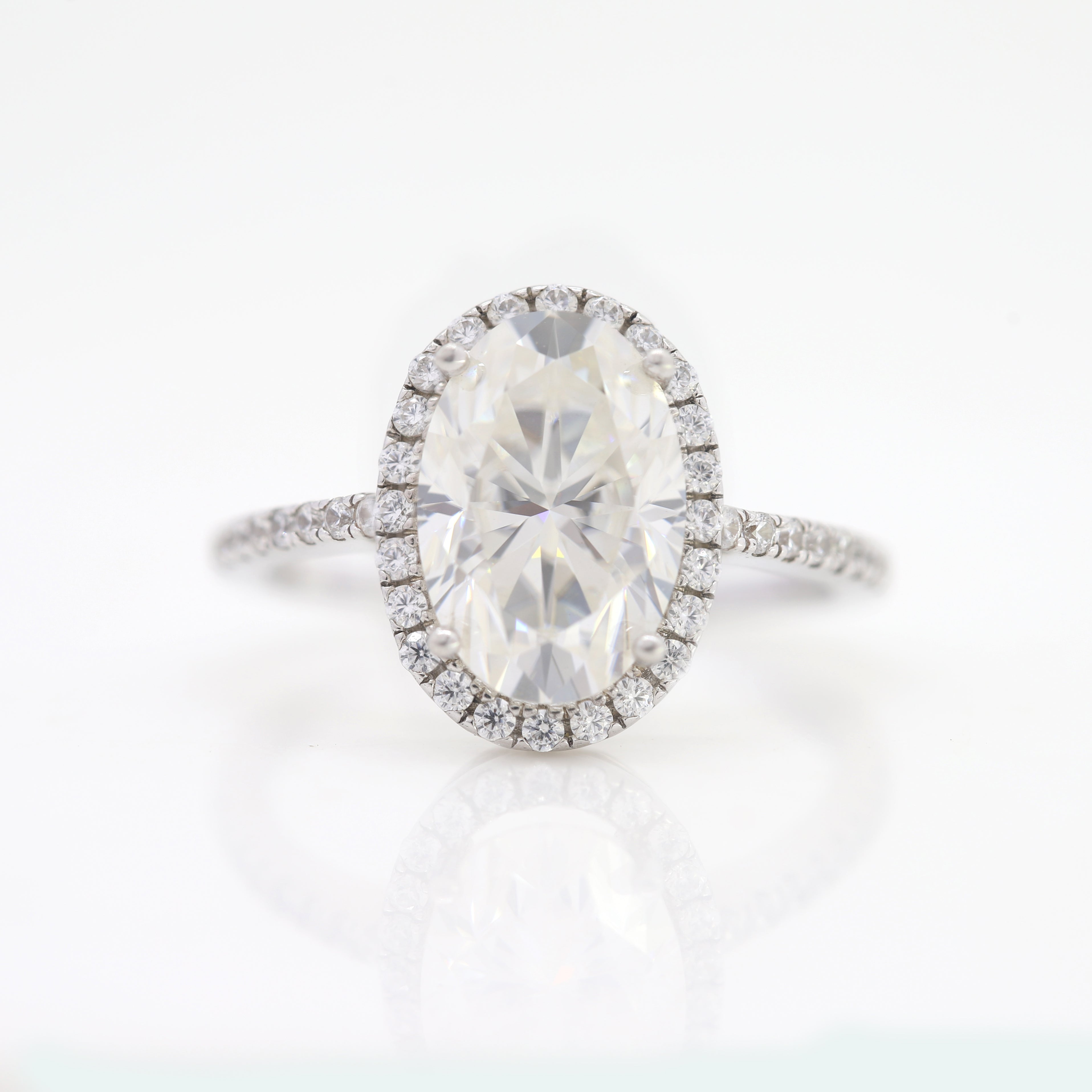 Light of Love – White Gold Ring with Oval Diamond