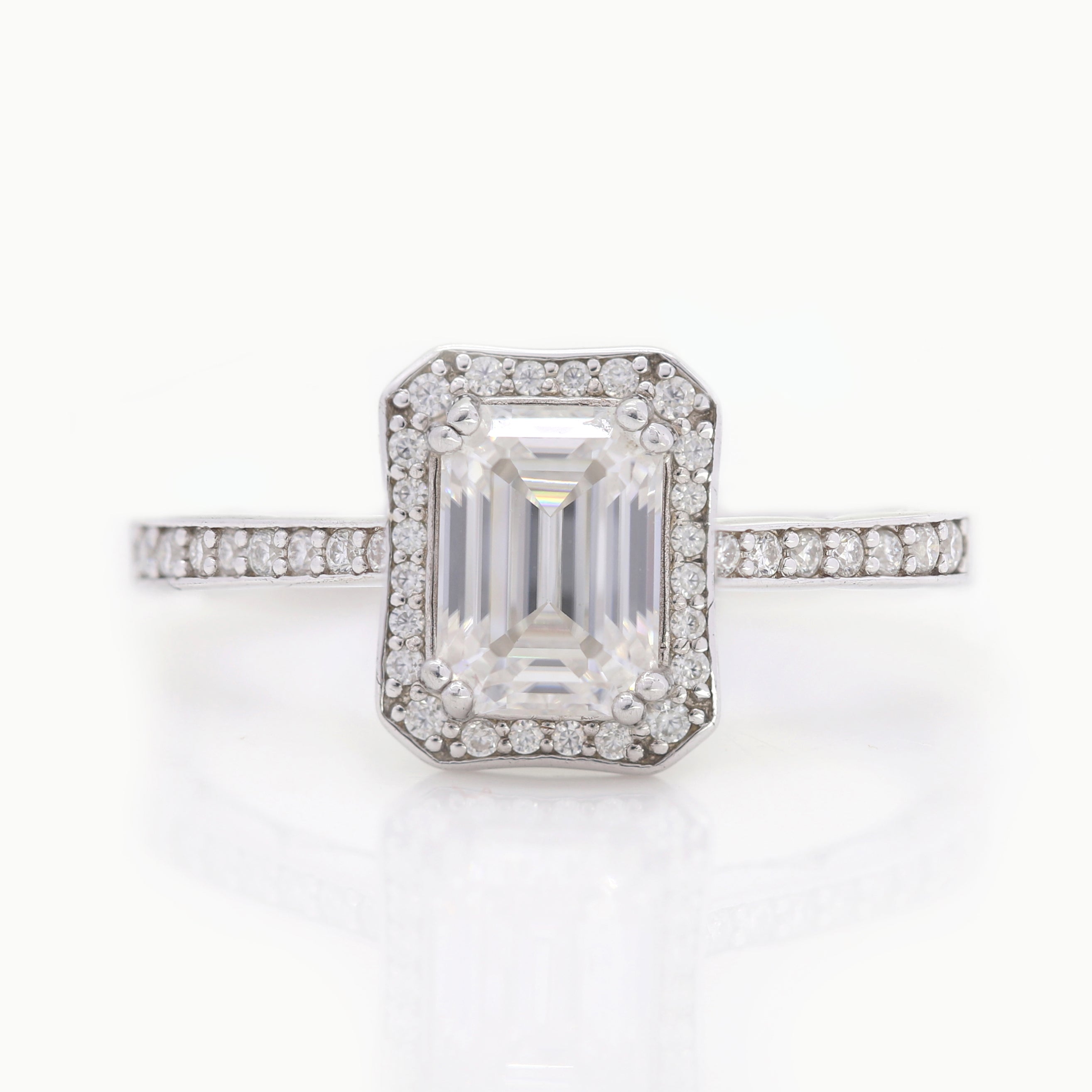 Shine On, Forever – White Gold Ring with Emerald Diamond