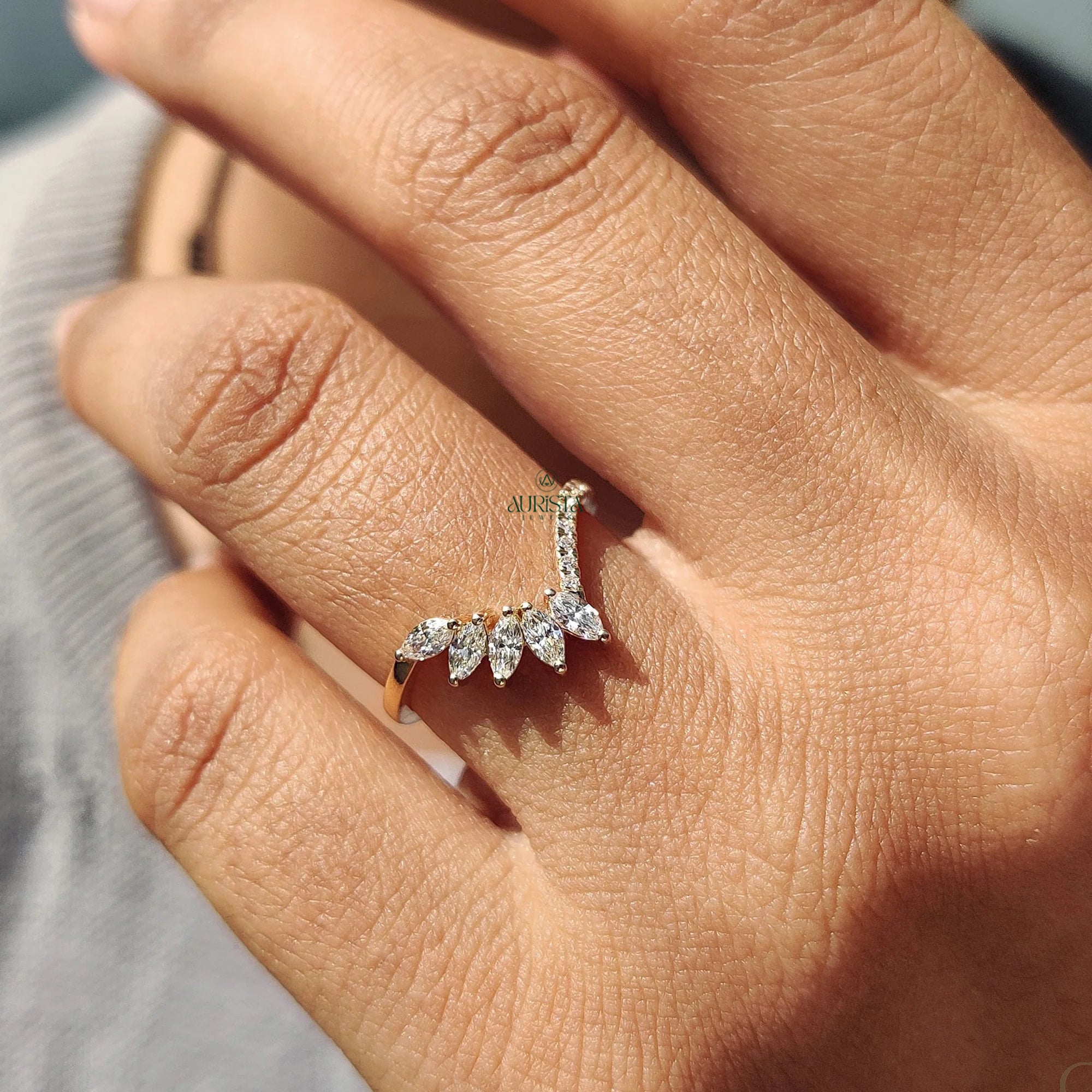 Luxury Curved Diamond Gold Ring for Women