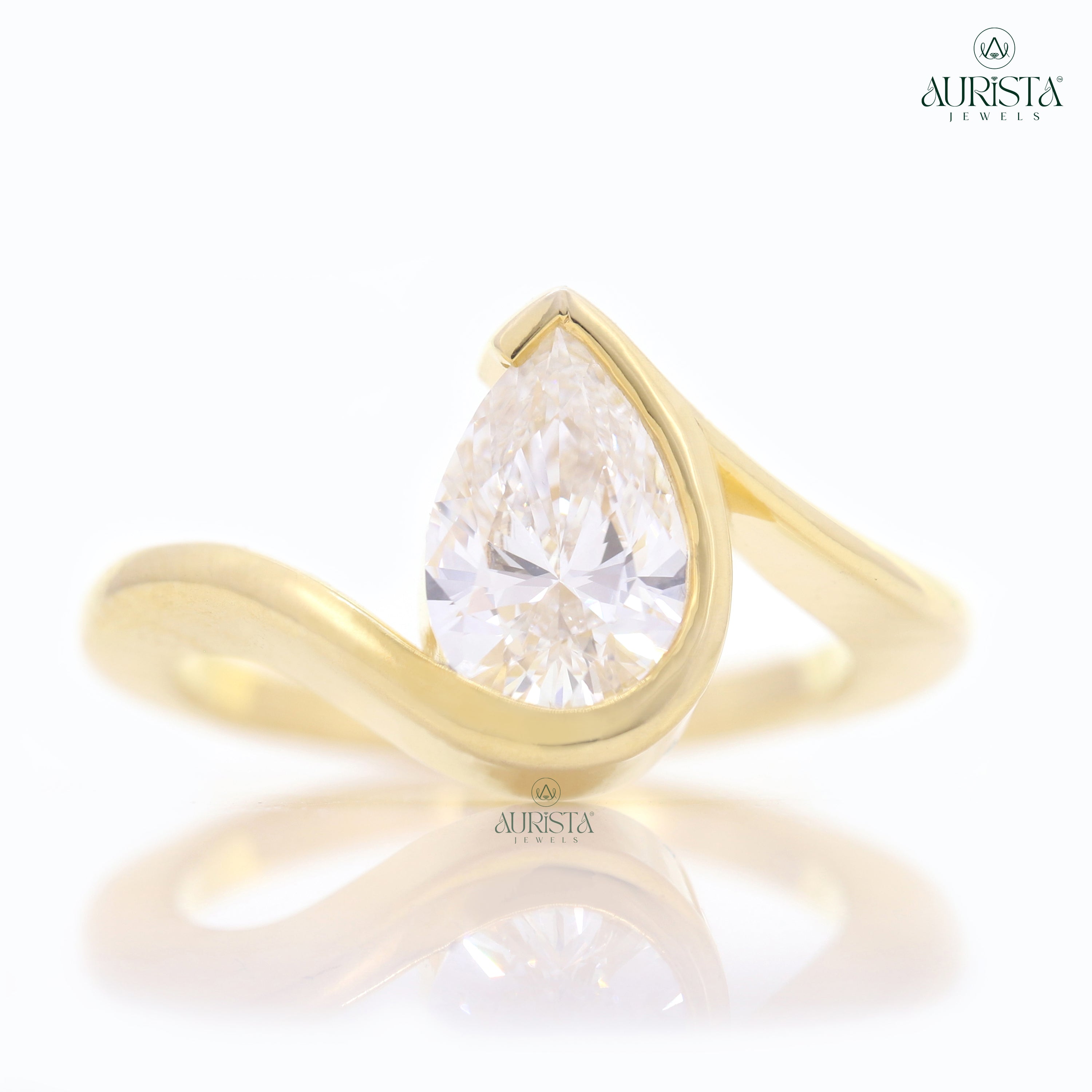 Eternal Touch – Yellow Gold Ring with pear Diamond