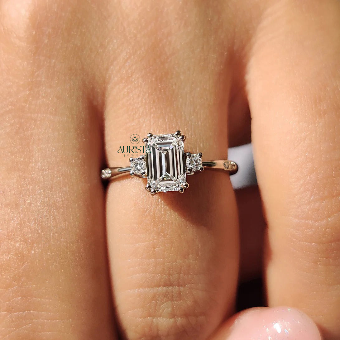 The Grand Emerald Signature – Three Stone Masterpiece