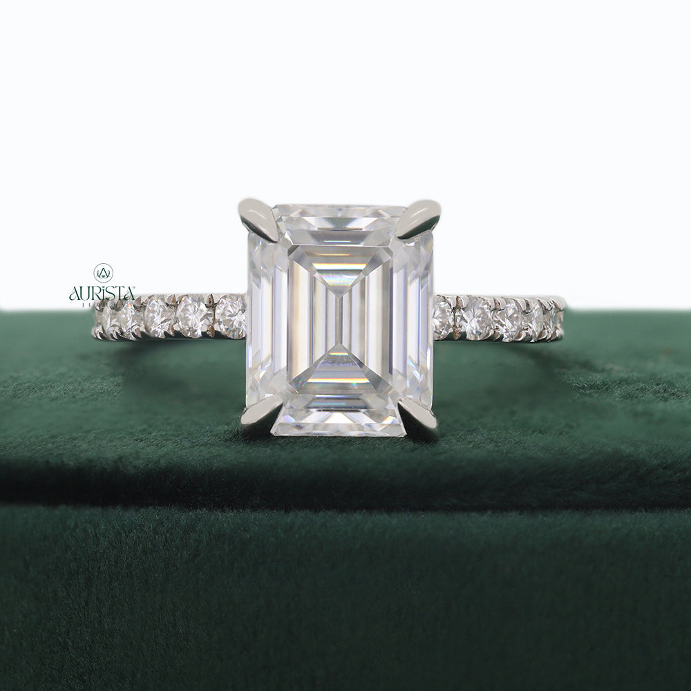 The Everyday Forever Ring – White Gold Ring with Emerald Diamond