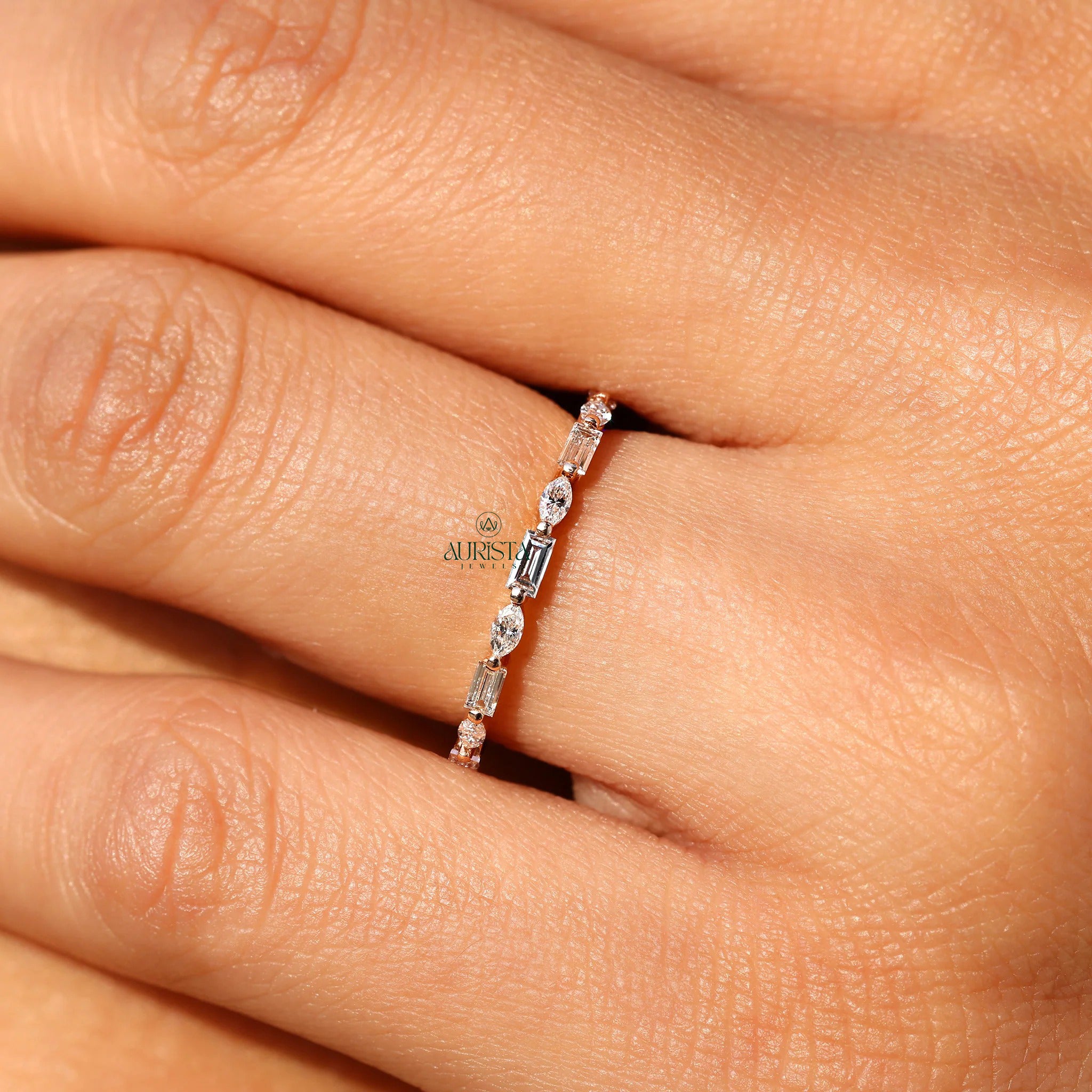 Pure Devotion – Polished Ring with Shimmering Diamond