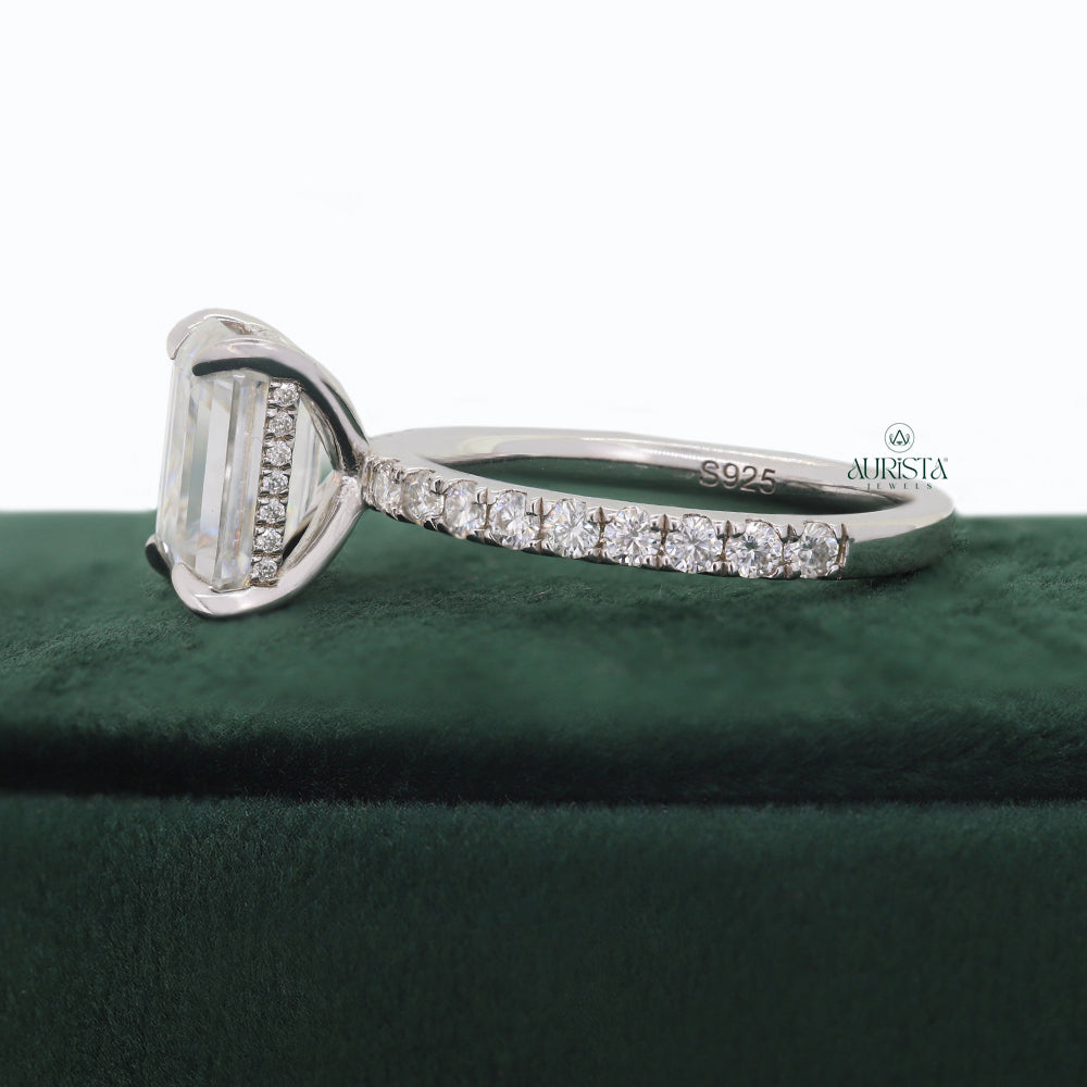 The Everyday Forever Ring – White Gold Ring with Emerald Diamond