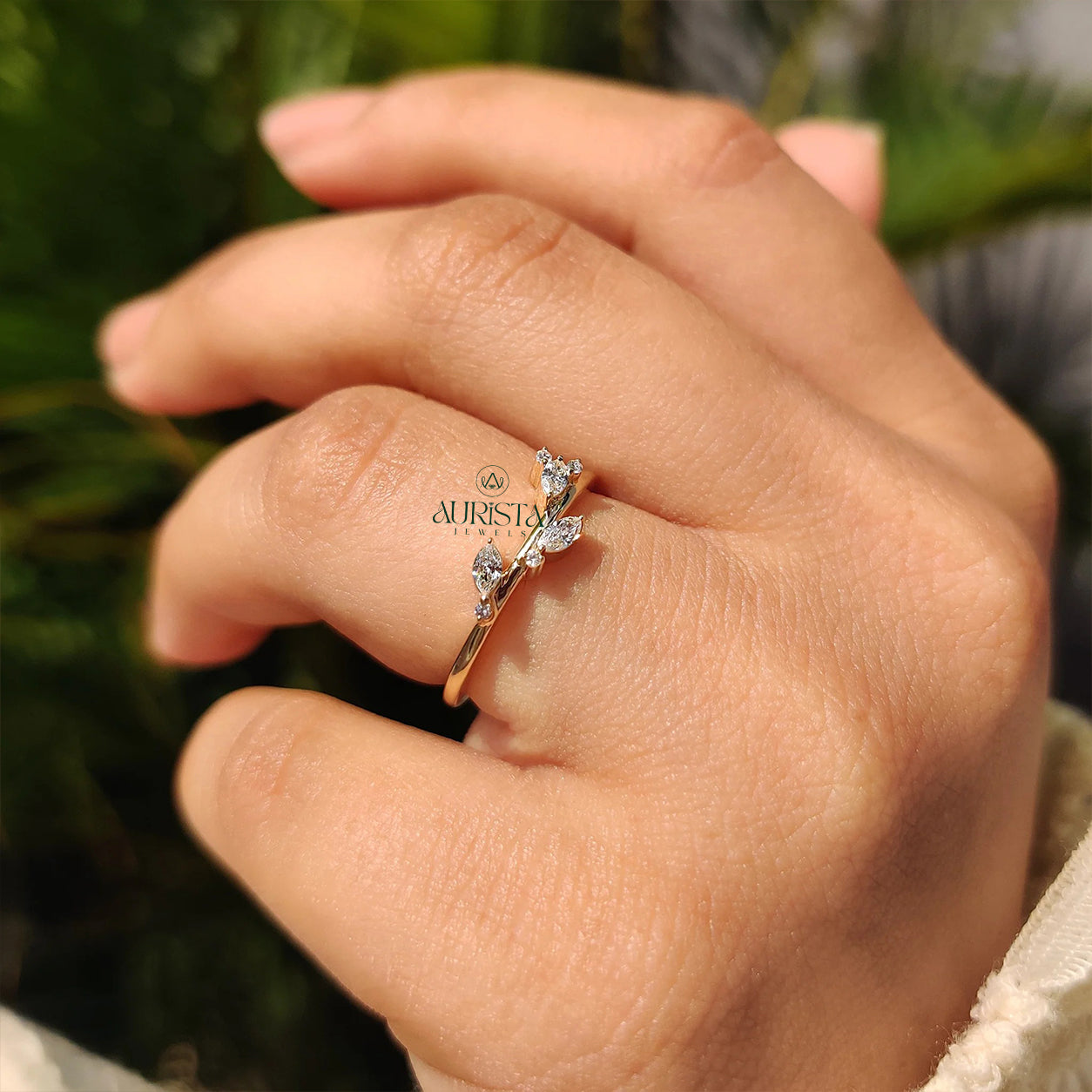 Pure Devotion – Polished Ring with Shimmering Diamond