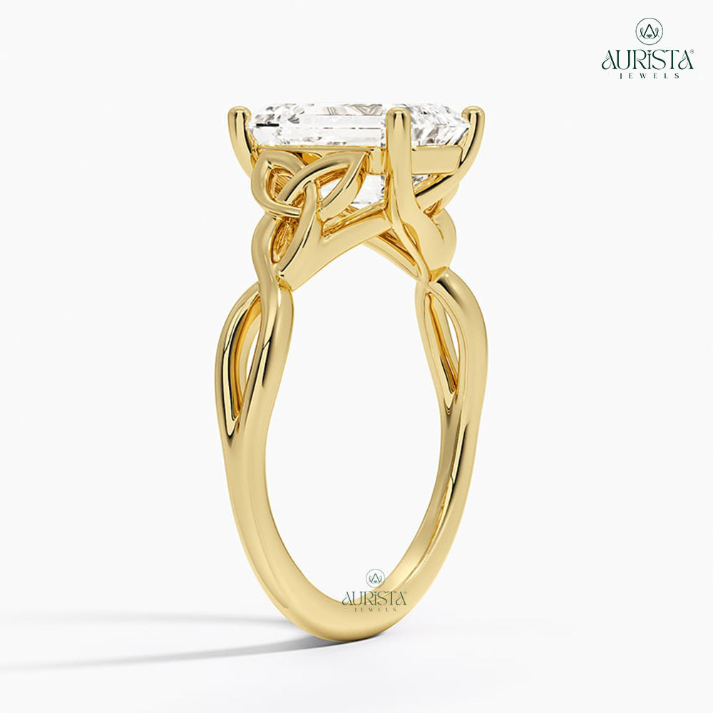 Crown of Promise – Yellow Gold Ring with Emerald Diamond